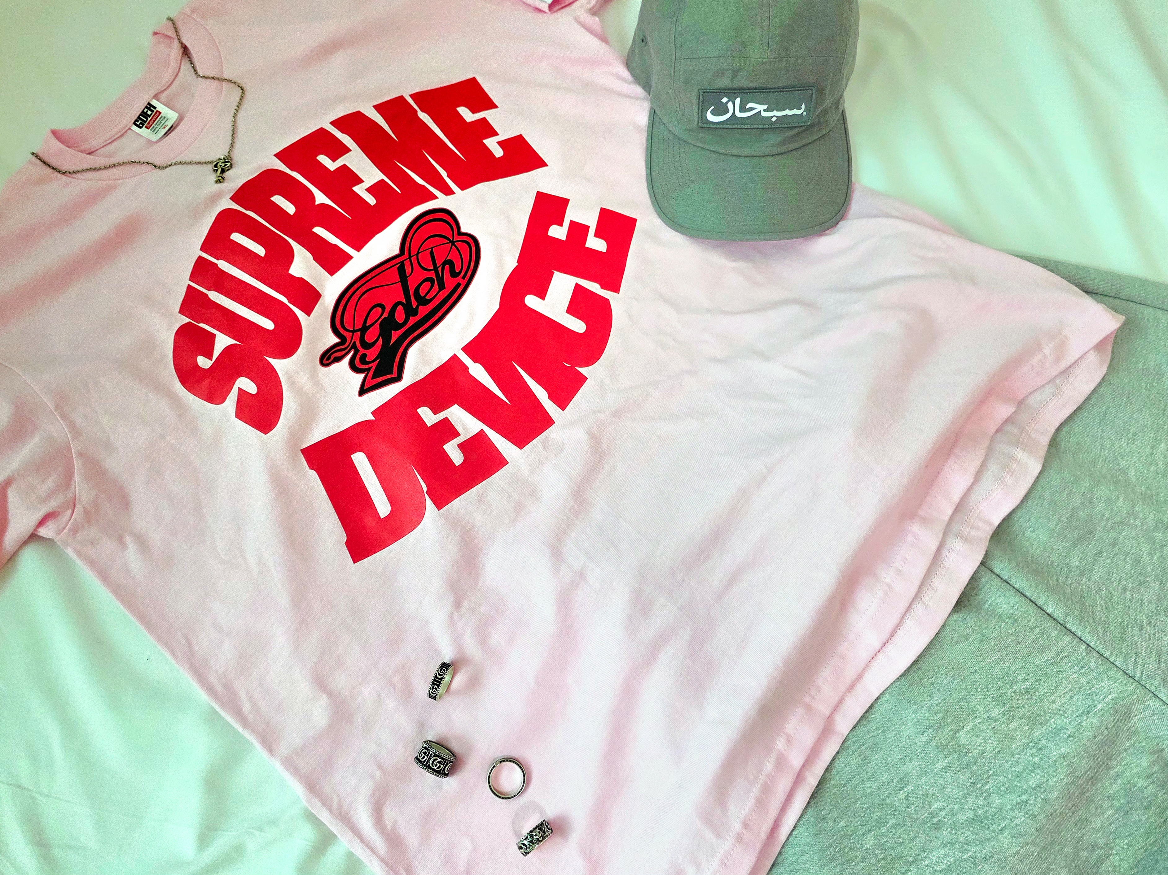 Supreme x GOODENOUGH Device T-Shirt Light Pink - 25SS, Supreme Denim Camp Cap Light Washed Indigo - 25SS 착용 스타일 - 4