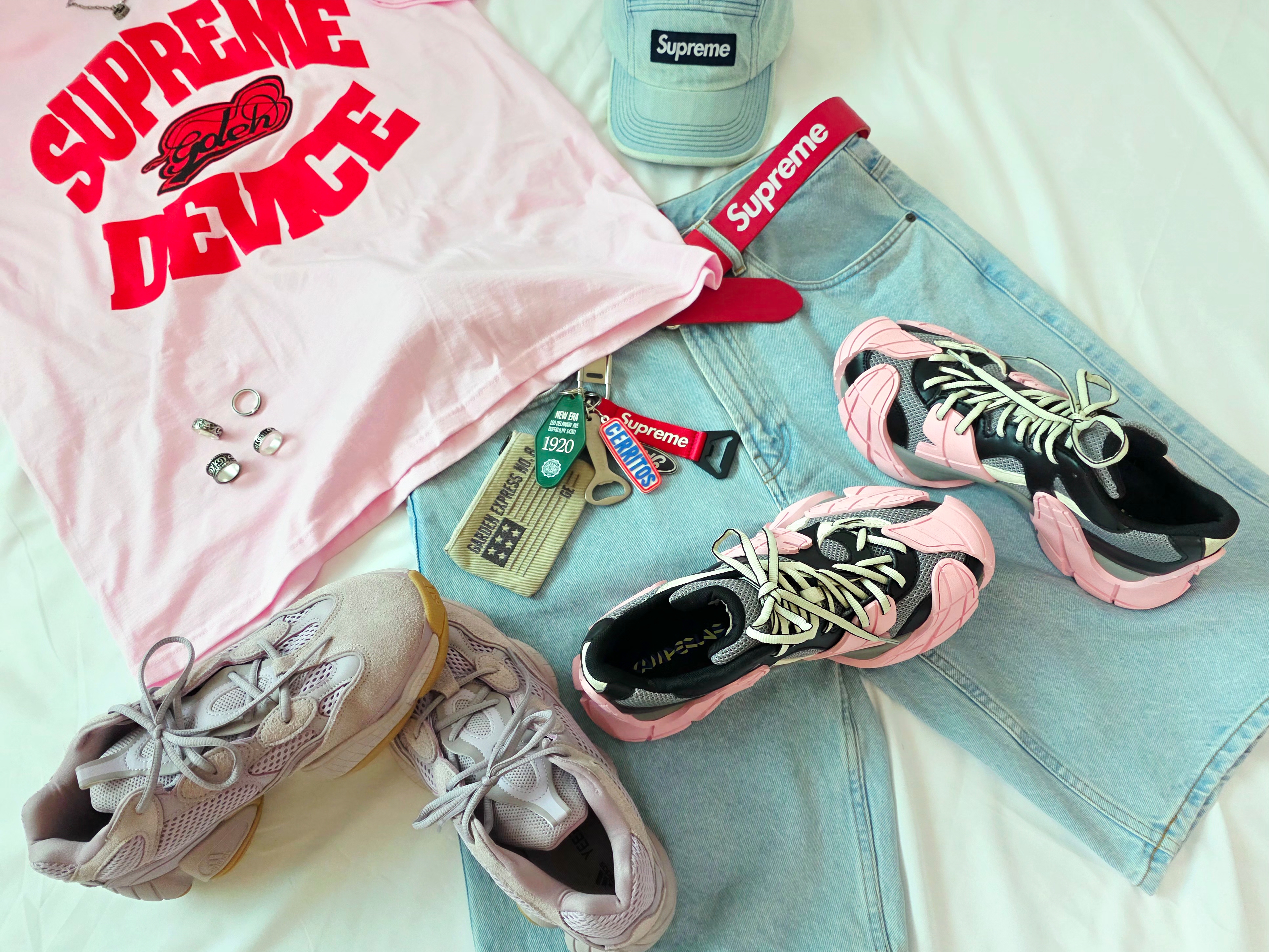 Supreme x GOODENOUGH Device T-Shirt Light Pink - 25SS, Supreme Denim Camp Cap Light Washed Indigo - 25SS 착용 스타일 - 3