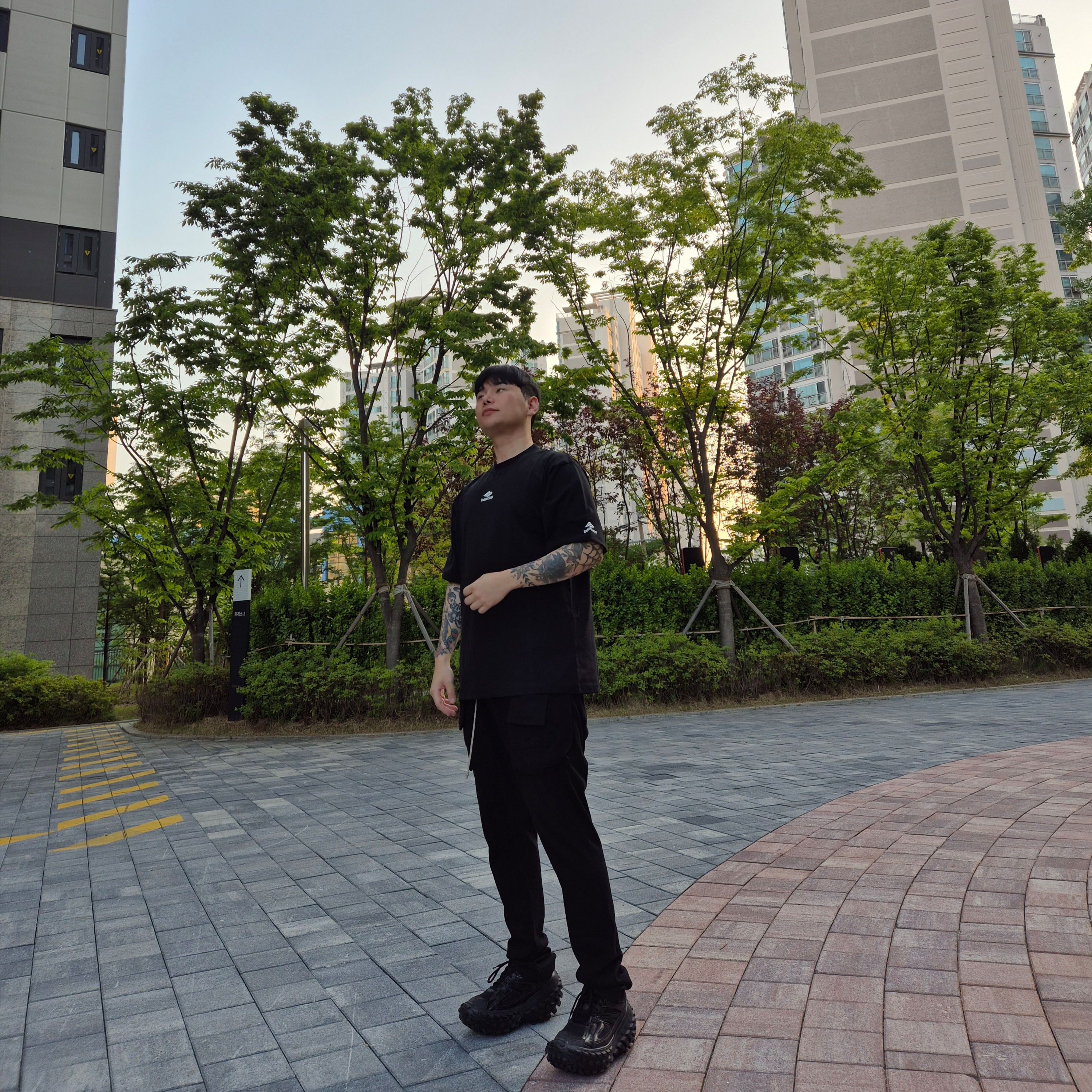 Rick Owens Drkshdw Cargo Pants Black, Balenciaga Defender Sneakers Black 착용 스타일