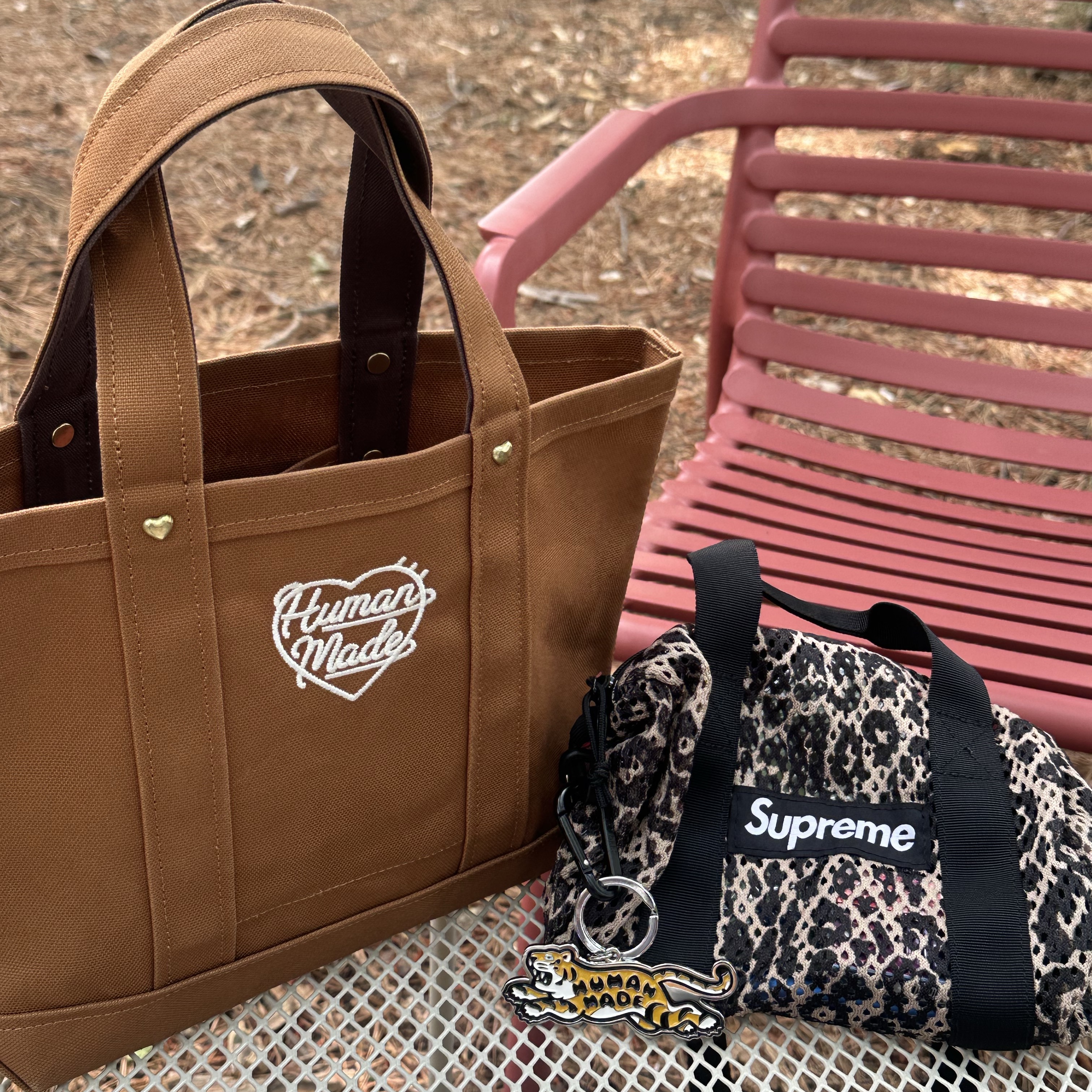 Human Made Duck Canvas Tote Small Brown, Supreme Mesh Mini Duffle Bag Leopard - 23SS 착용 스타일 - 1