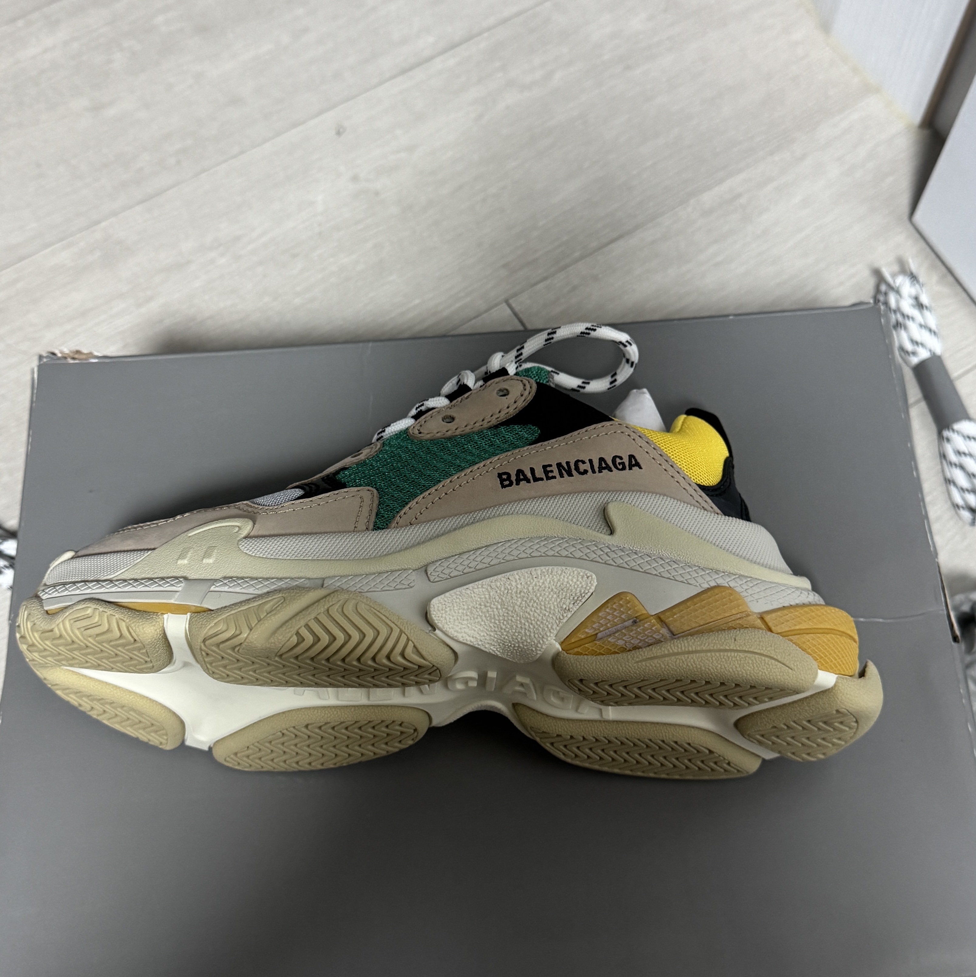 (W) Balenciaga Triple S Sneakers Curry 착용 스타일 - 3