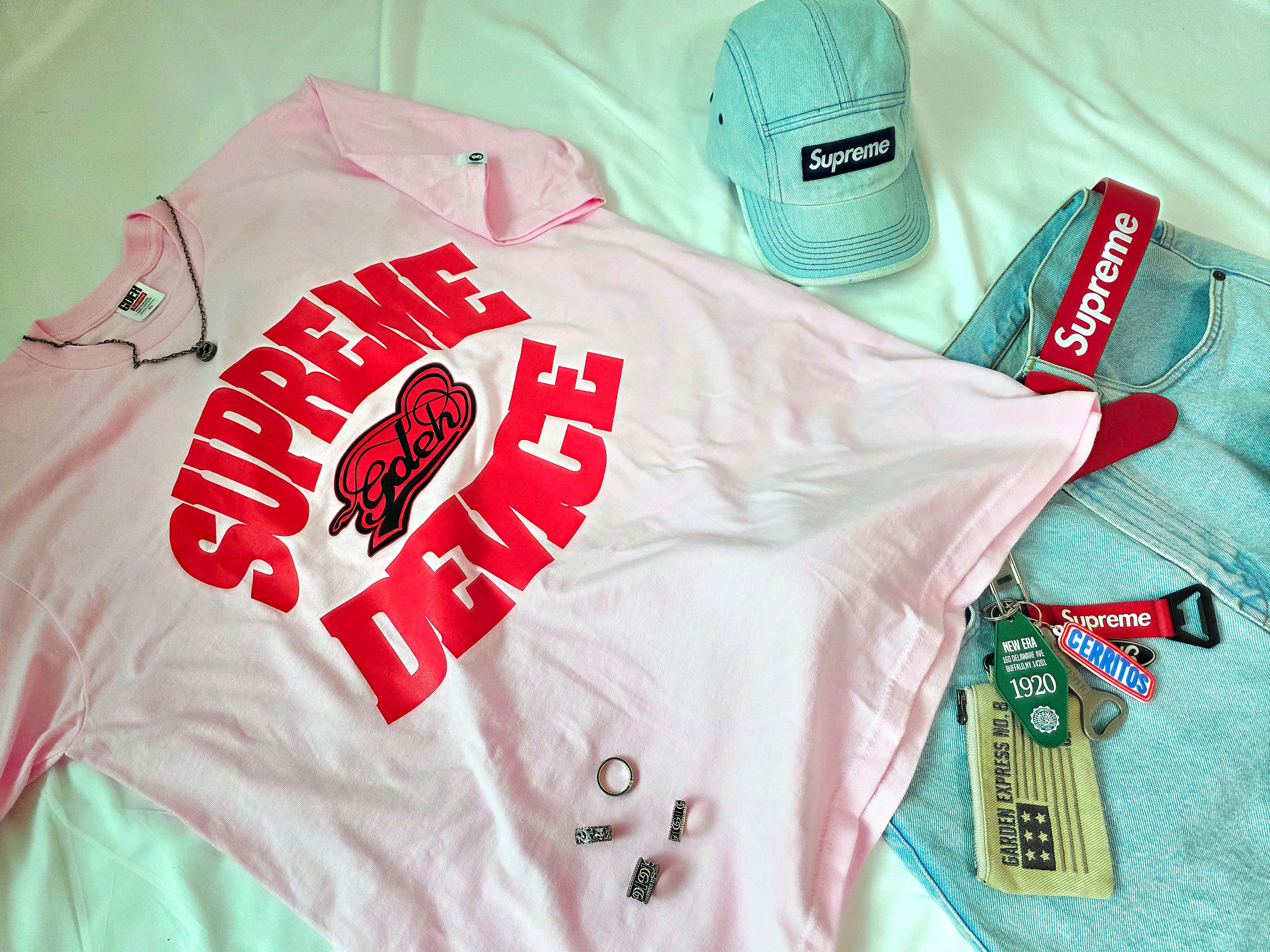 Supreme x GOODENOUGH Device T-Shirt Light Pink - 25SS, Supreme Denim Camp Cap Light Washed Indigo - 25SS 착용 스타일 - 5