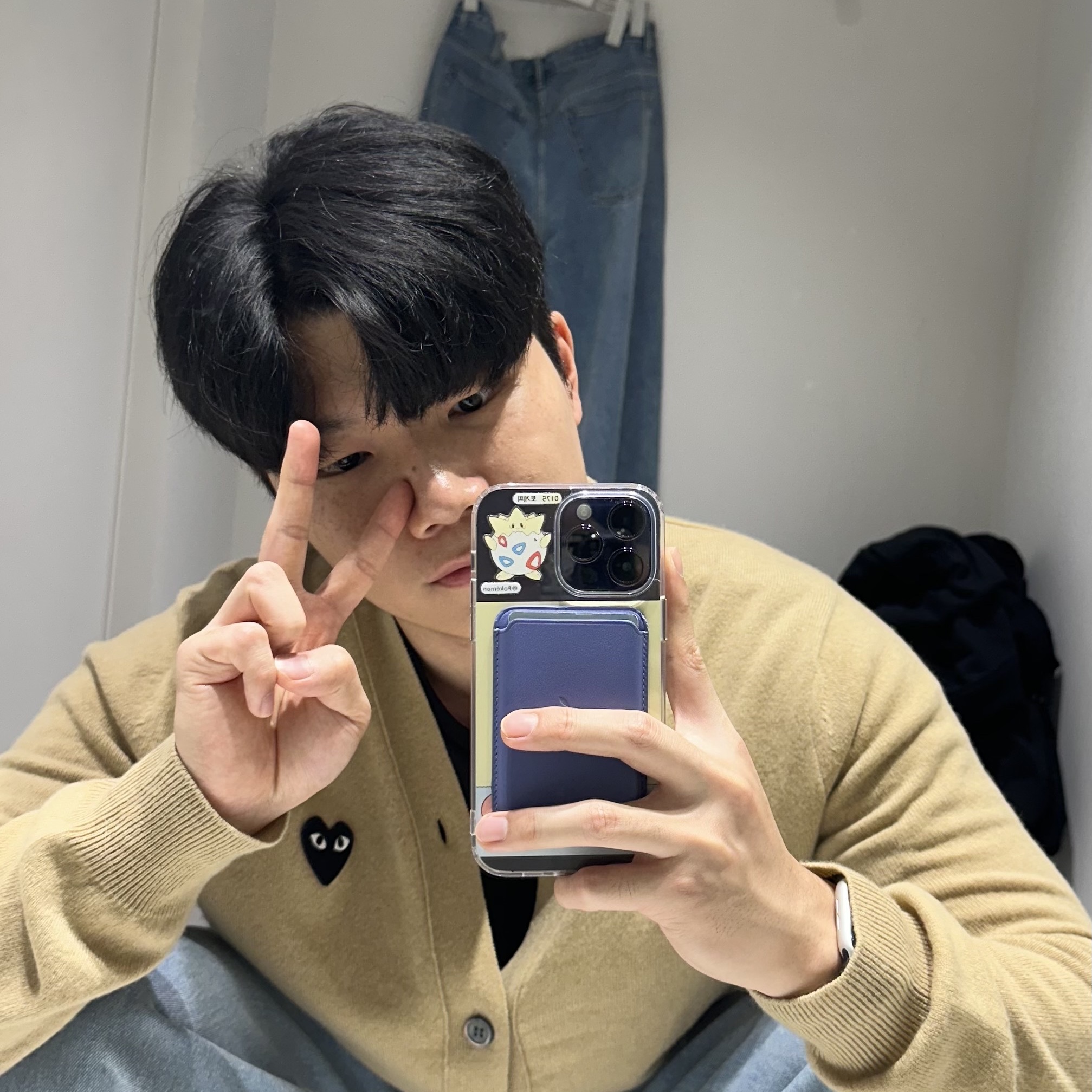 Play Comme des Garcons Black Heart Knit Cardigan Beige 착용 스타일