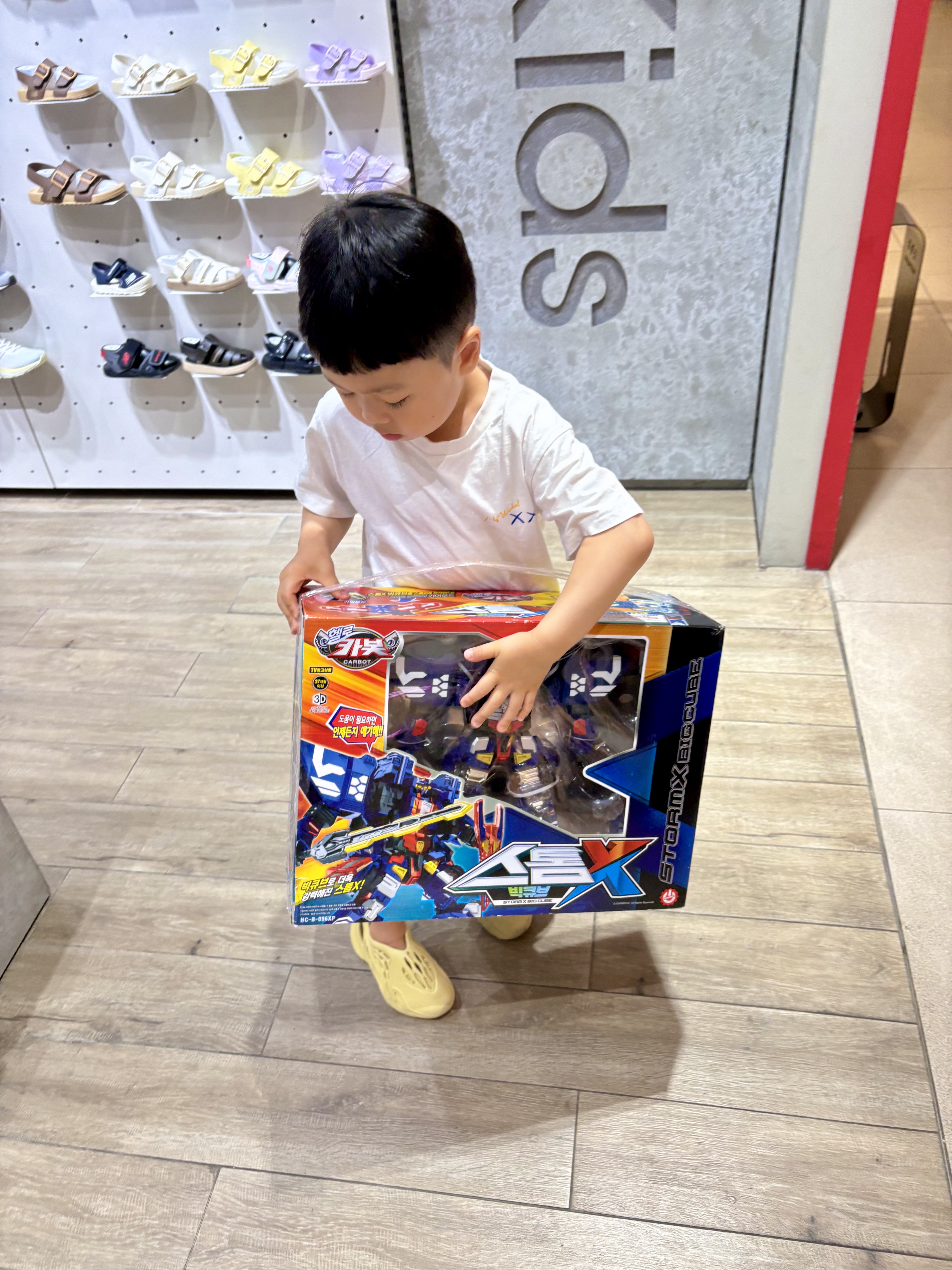 (Kids) Adidas Yeezy Foam RNNR Sulfur, (Kids) Uniqlo UT x Kaws x Warhol S/S Graphic T-Shirt A White 착용 스타일 - 1