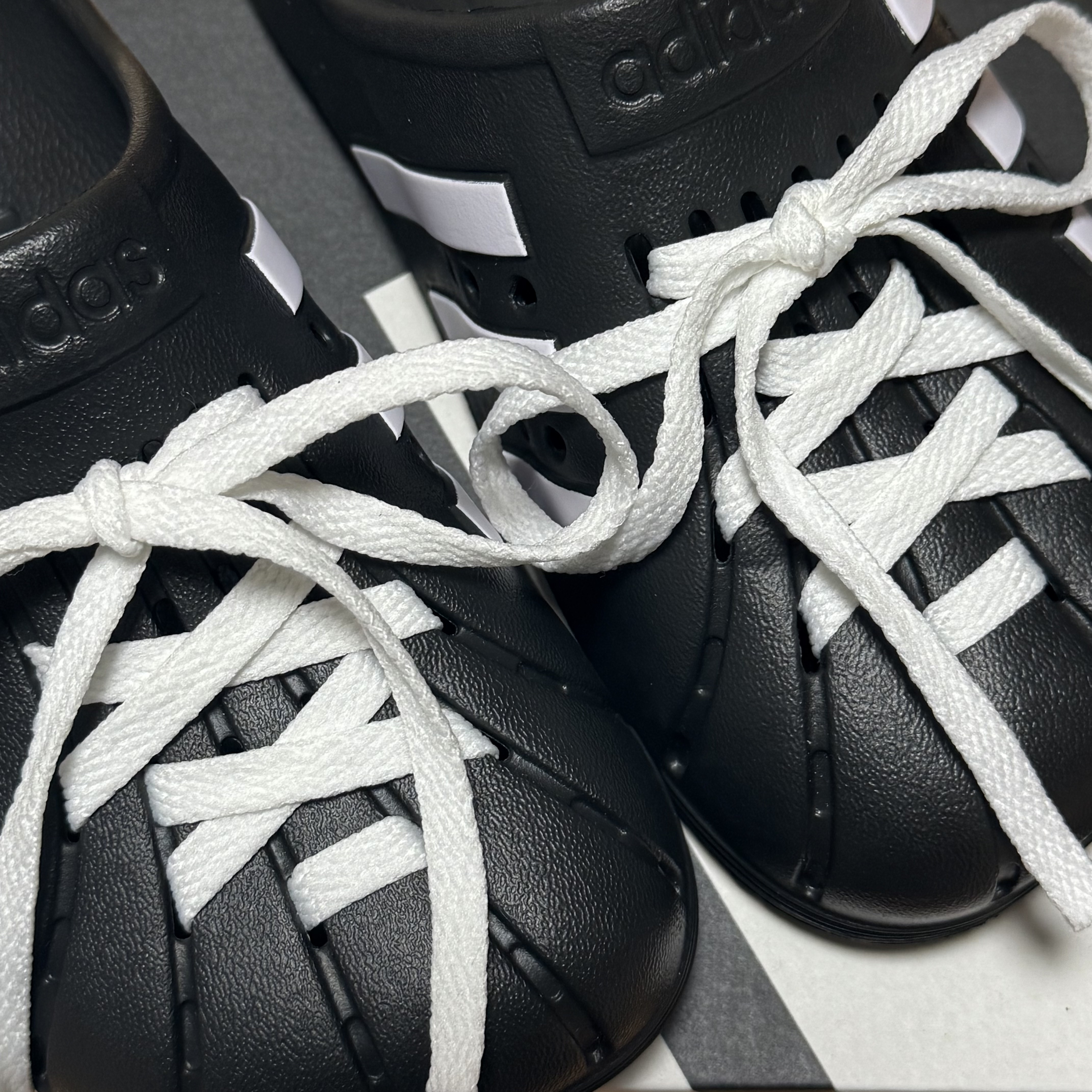 Adidas Adilette Clog Black White 착용 스타일