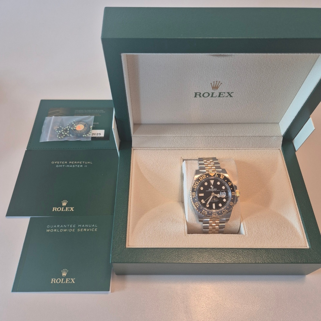 Rolex GMT-Master II 40mm 126713GRNR Black Jubilee 착용 스타일 - 1