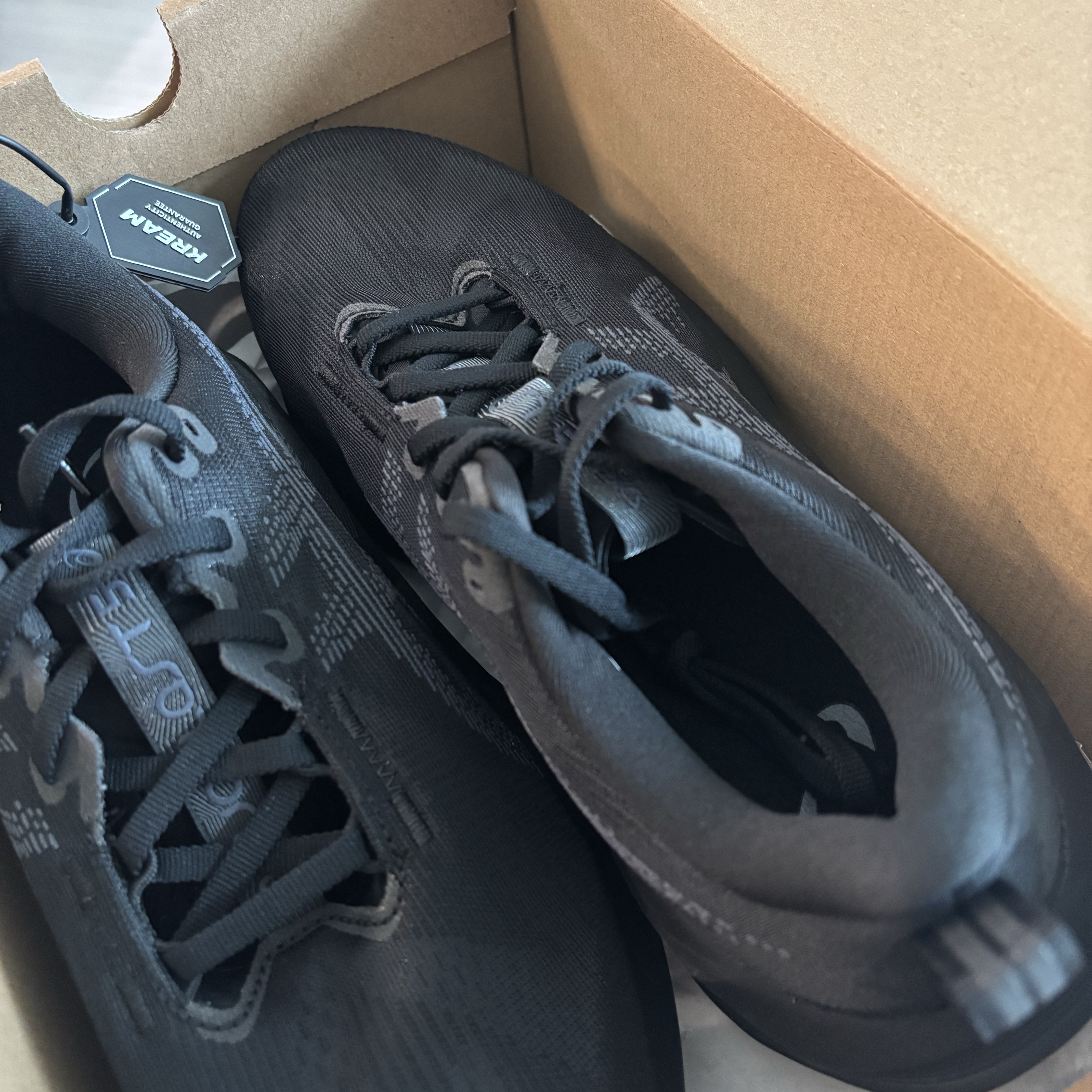 Asics Novablast 5 Black Carrier Grey - 2E Wide 착용 스타일 - 3