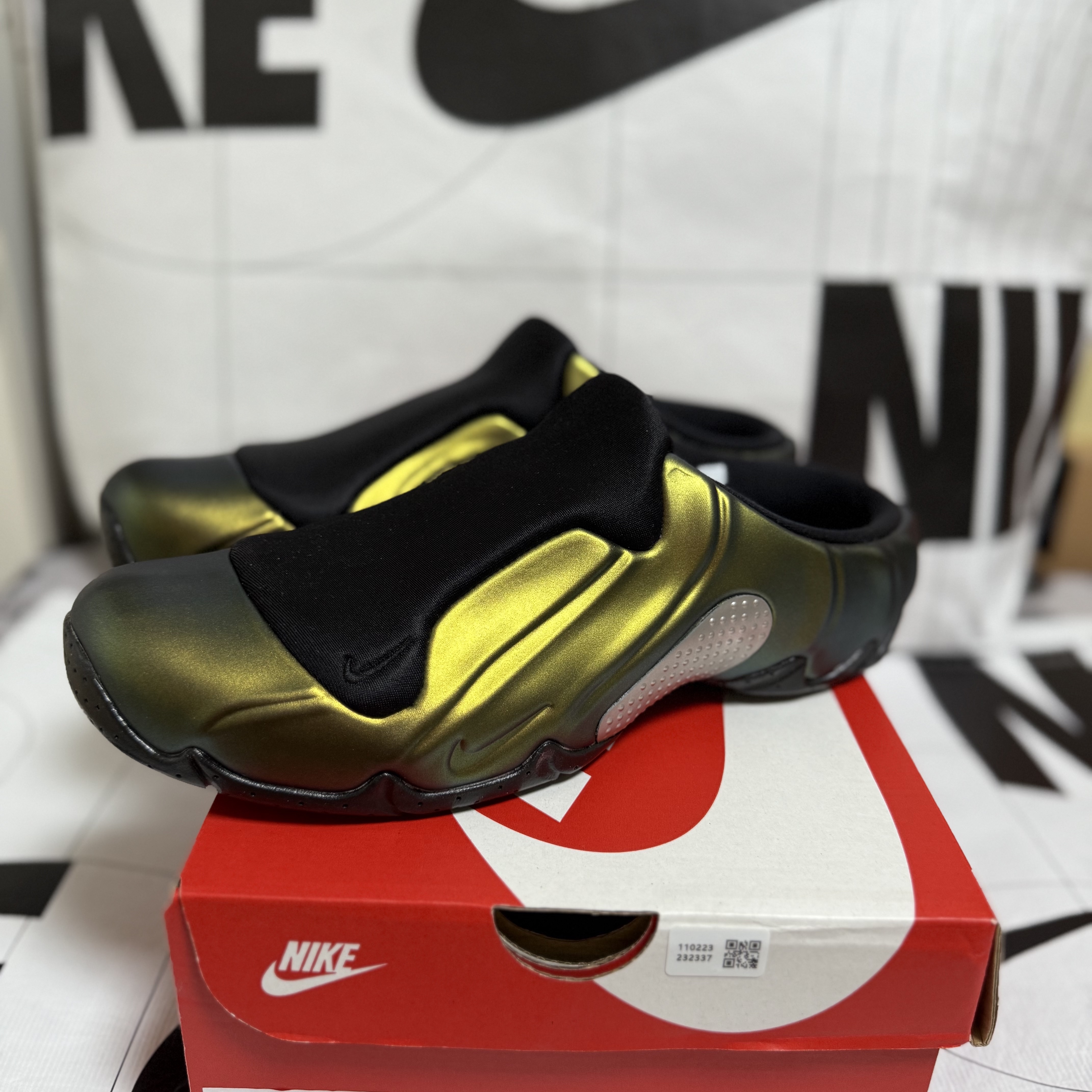 Nike Clogposite Black and Metallic Gold 착용 스타일