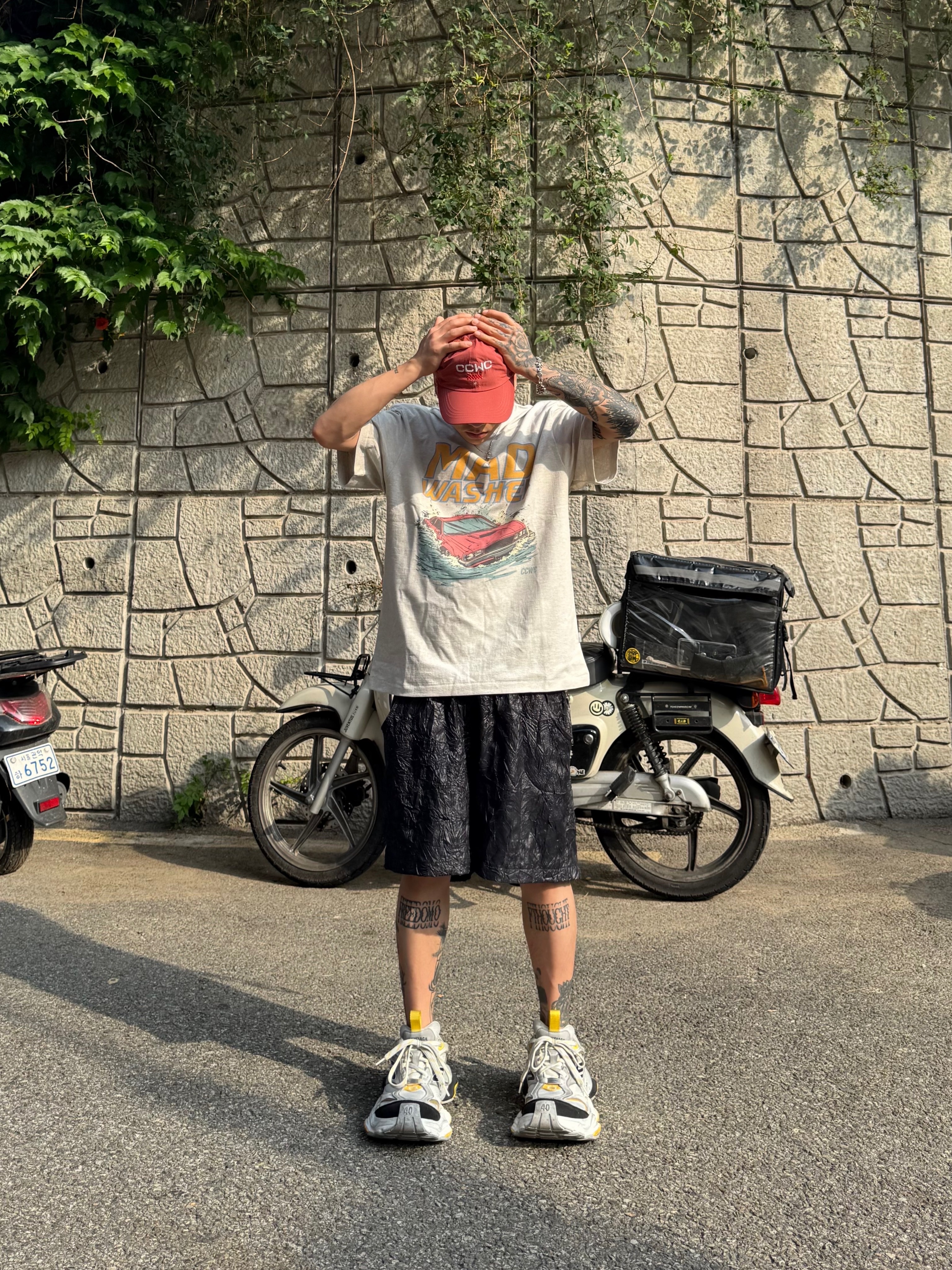 Balenciaga Cargo Sneakers Grey Black Yellow 착용 스타일 - 1