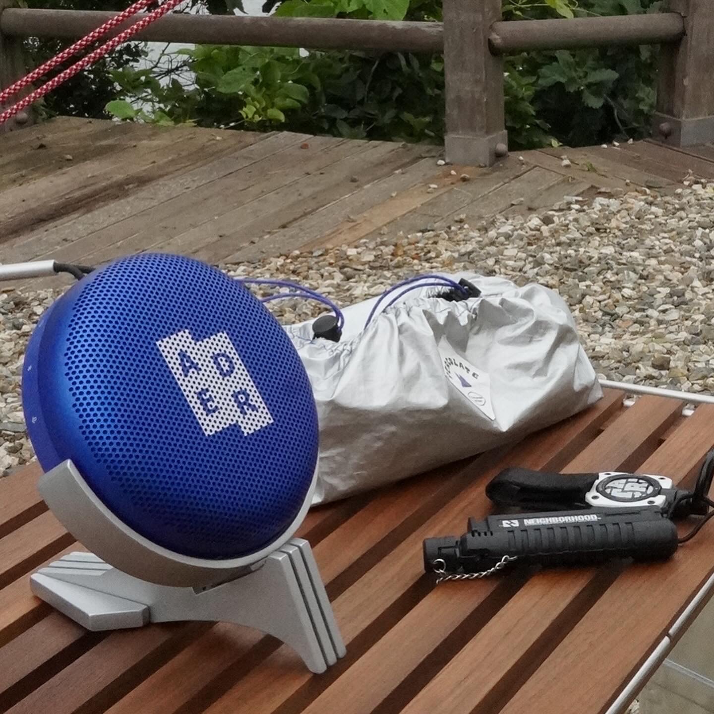 Bang & Olufsen x Ader Error Beosound A1 Ader Error Edition Z-Blue (With Speaker Stand) - Korean Ver. 착용 스타일 - 1