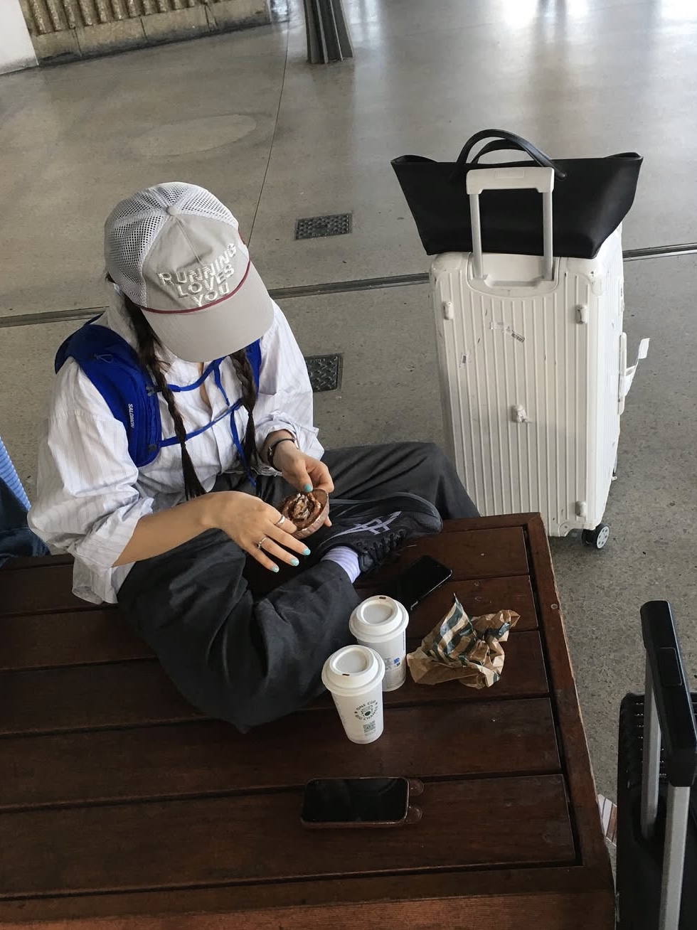 Alex Zono Running Loves You Trucker Hat Silver 착용 스타일 - 2
