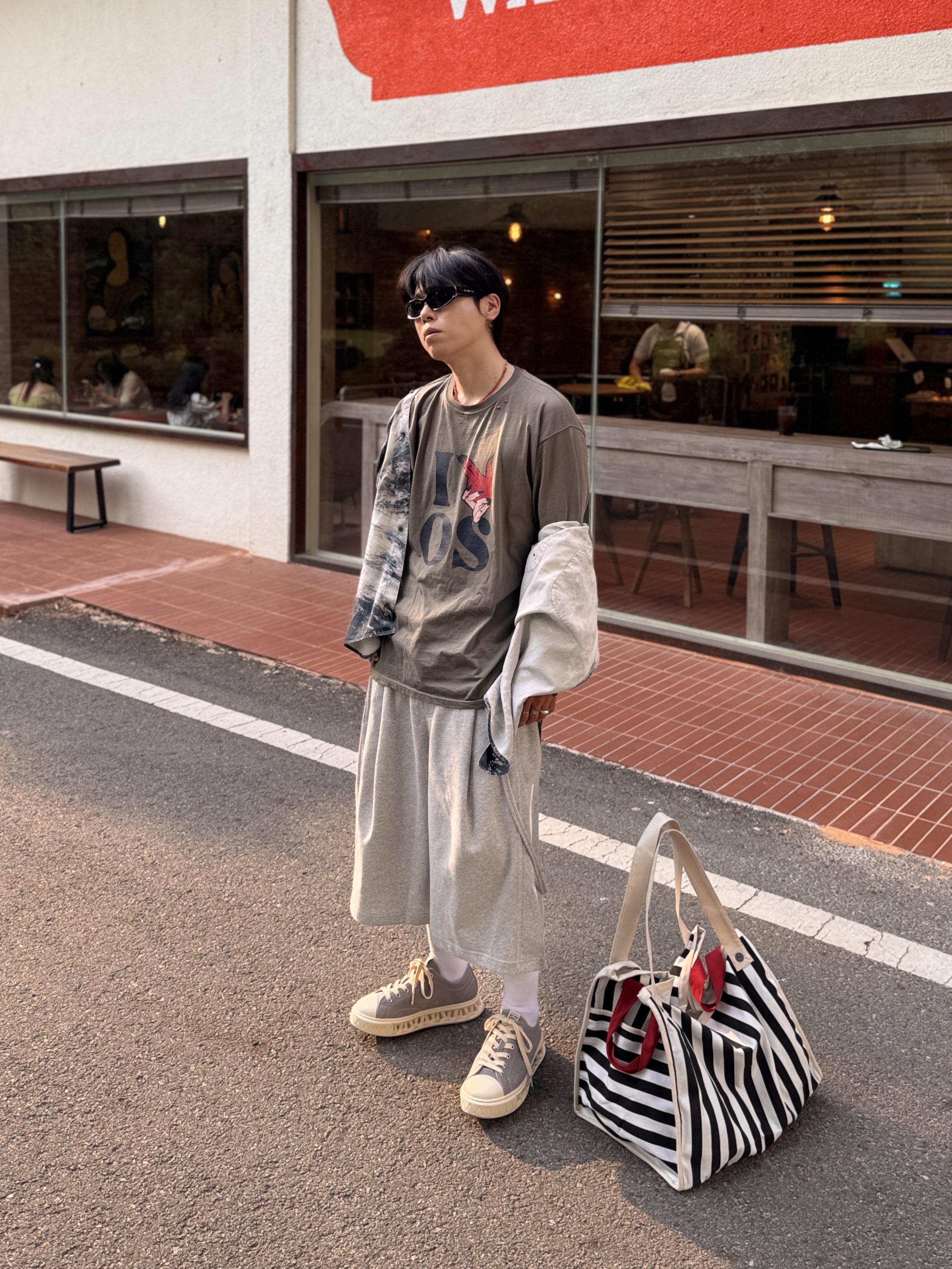 Balenciaga Swift Oval Sunglasses Black 착용 스타일 - 1