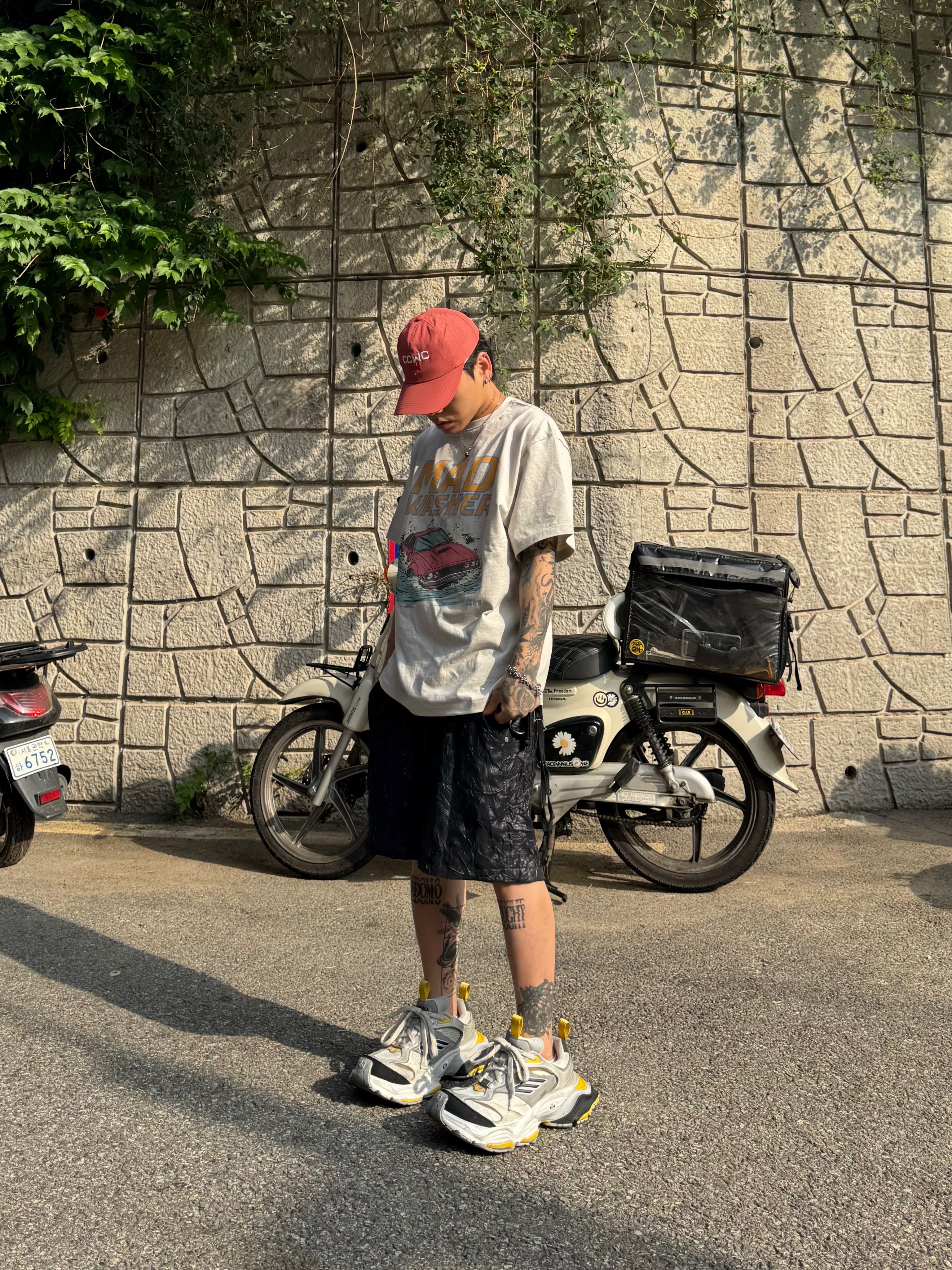 Balenciaga Cargo Sneakers Grey Black Yellow 착용 스타일 - 2