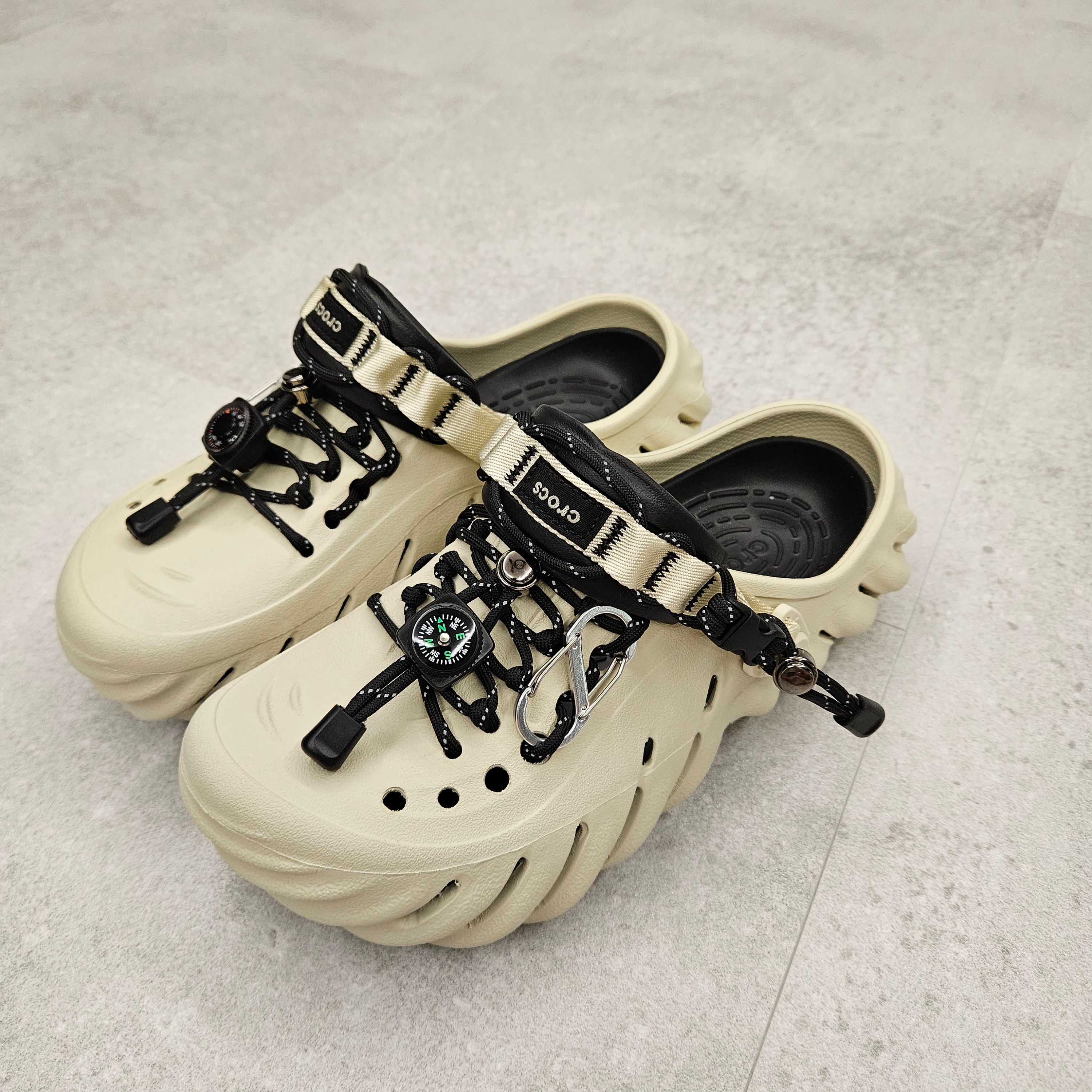 Crocs Echo Clog Bone Black 착용 스타일 - 2