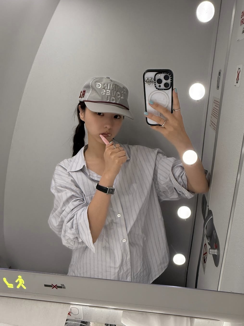 Alex Zono Running Loves You Trucker Hat Silver 착용 스타일