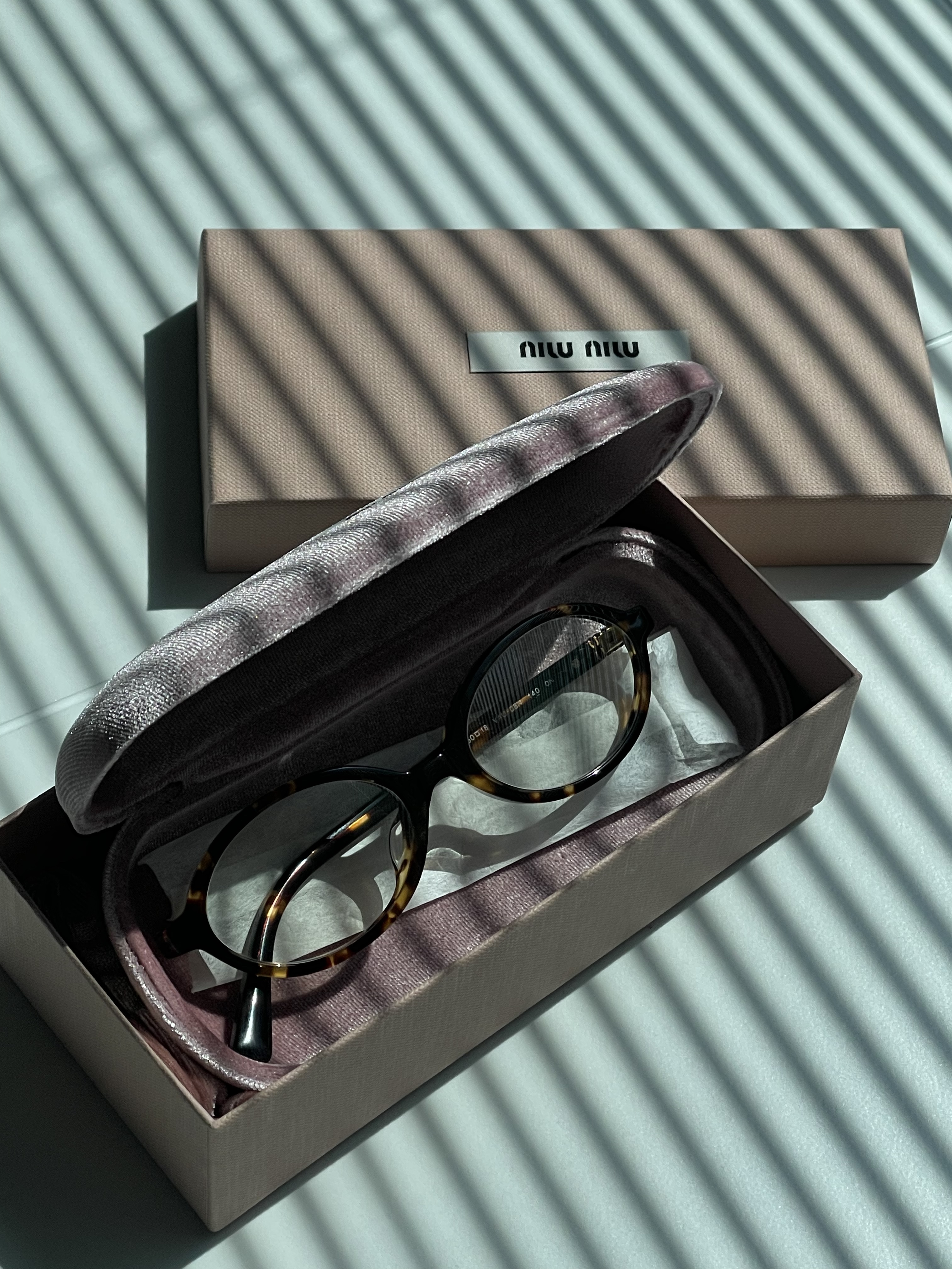 (W) Miu Miu Regard sunglasses Blue Lenses Honey Tortoiseshell Acetate Alternative fit 착용 스타일