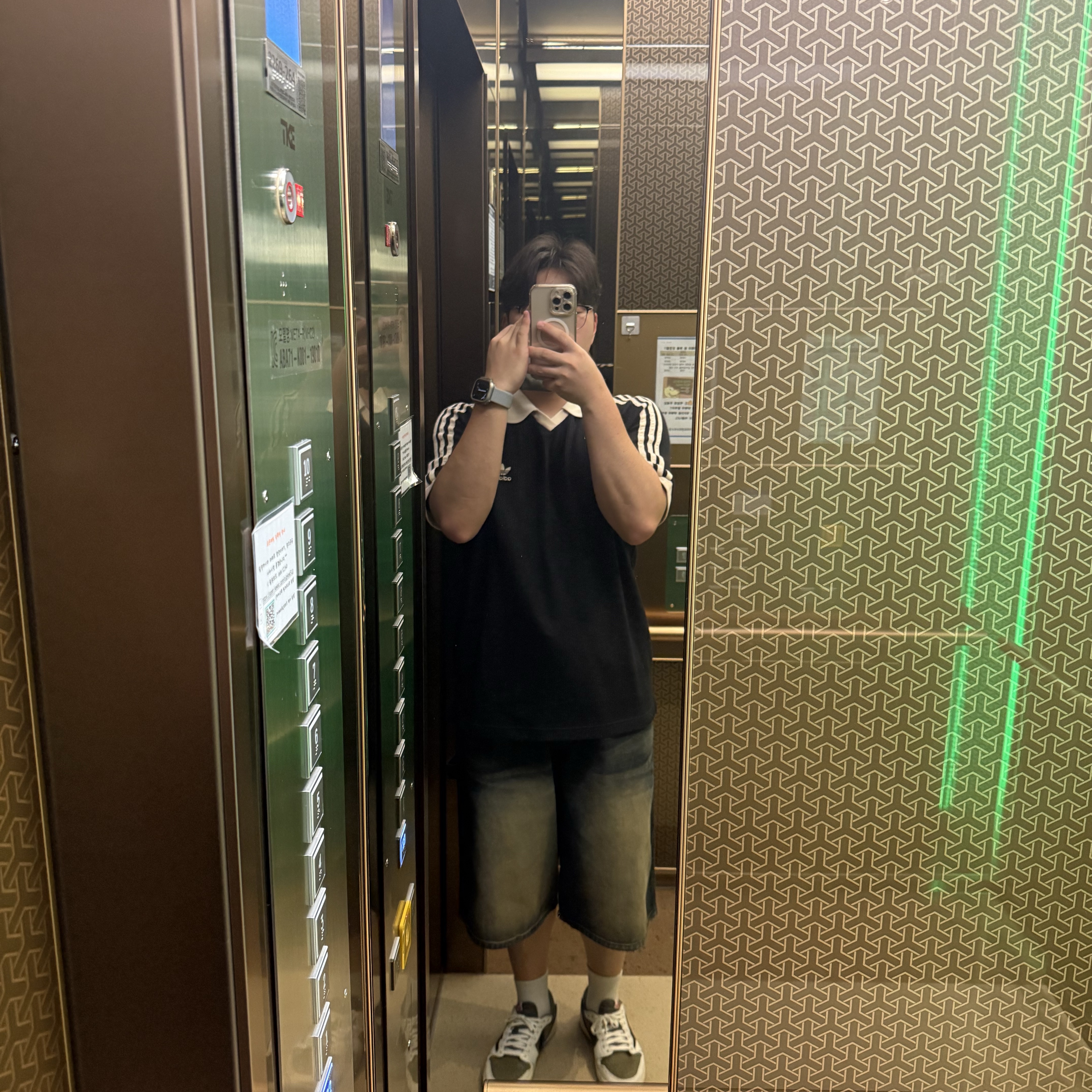 Dior B23 Low Dior Oblique White & Black, Jordan 1 x Travis Scott Retro Low OG SP Reverse Olive 착용 스타일 - 4