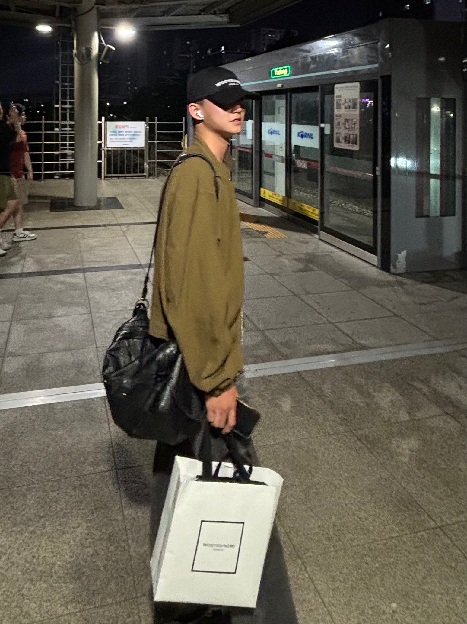 Wooyoungmi Embroidered Ball Cap Black, Converse x Drkshdw DBL Drkstar Chuck 70 Hi Black 착용 스타일