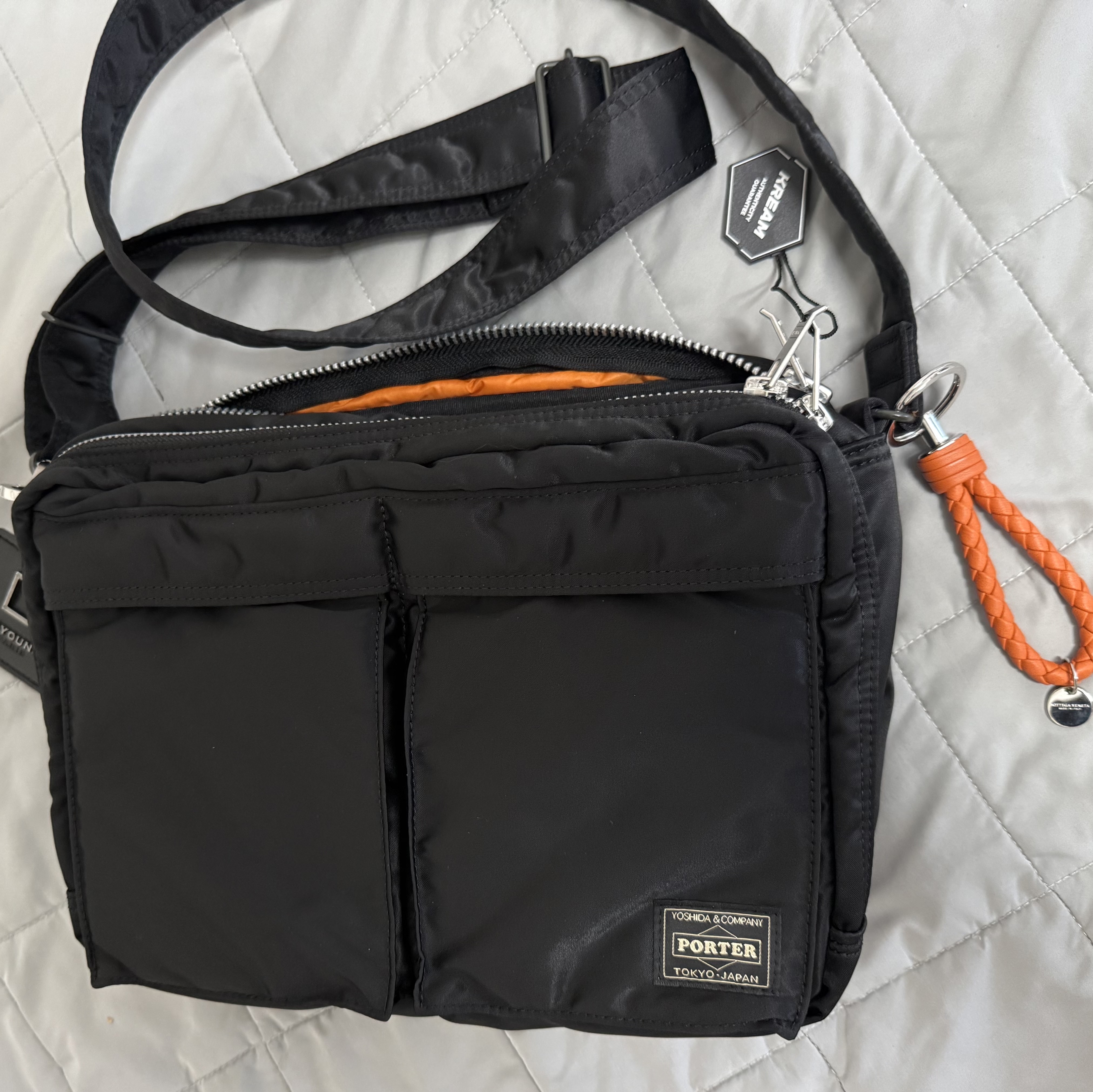 Porter All New Tanker Sling Bag Zip L Black, Bottega Veneta Logo Tag Keyring Orange 착용 스타일