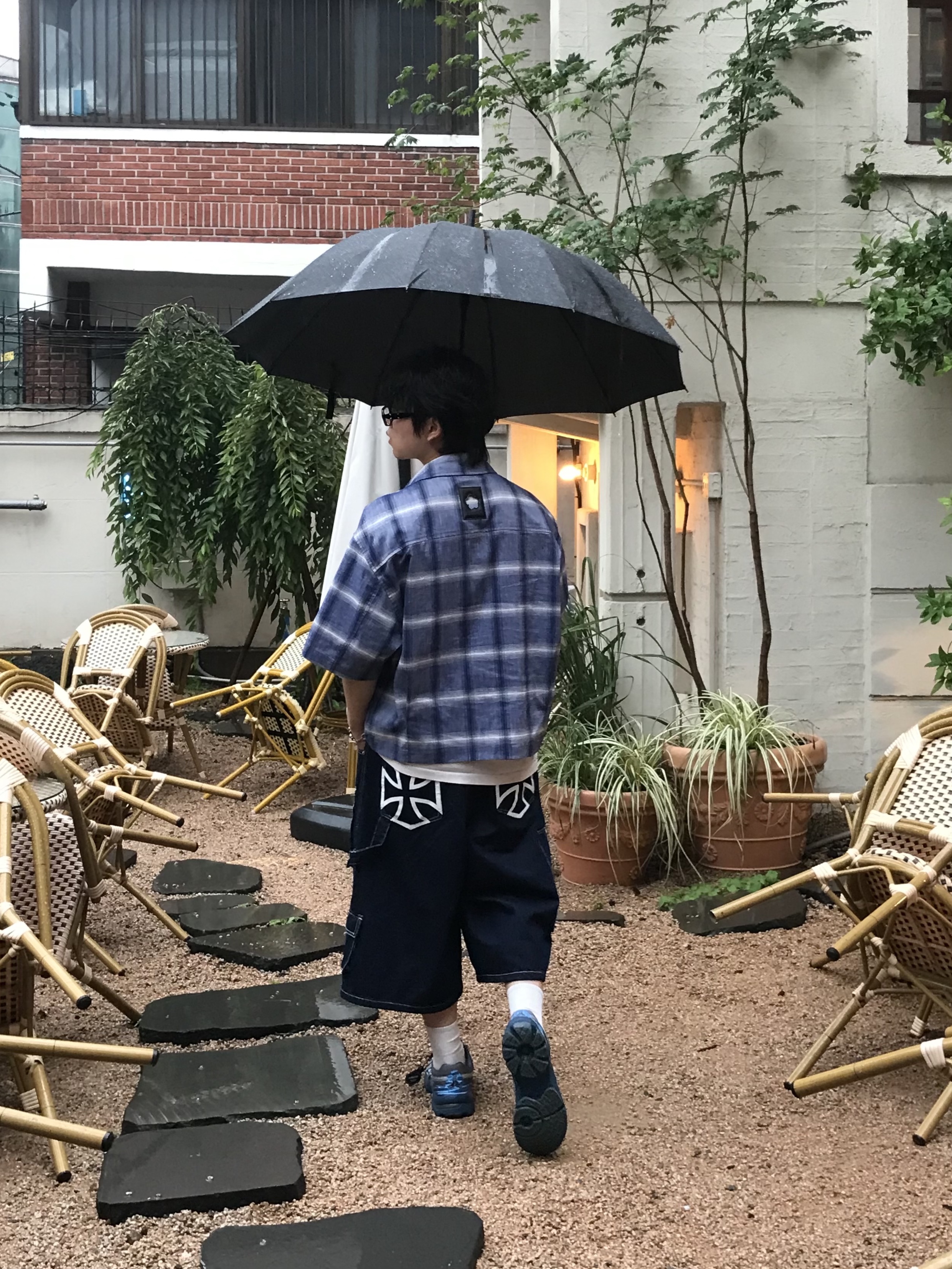 Gentle Monster x Maison Margiela MM114 Black Clear, Flavorism Carpenter Bermuda Denim Pants Indigo 착용 스타일 - 4