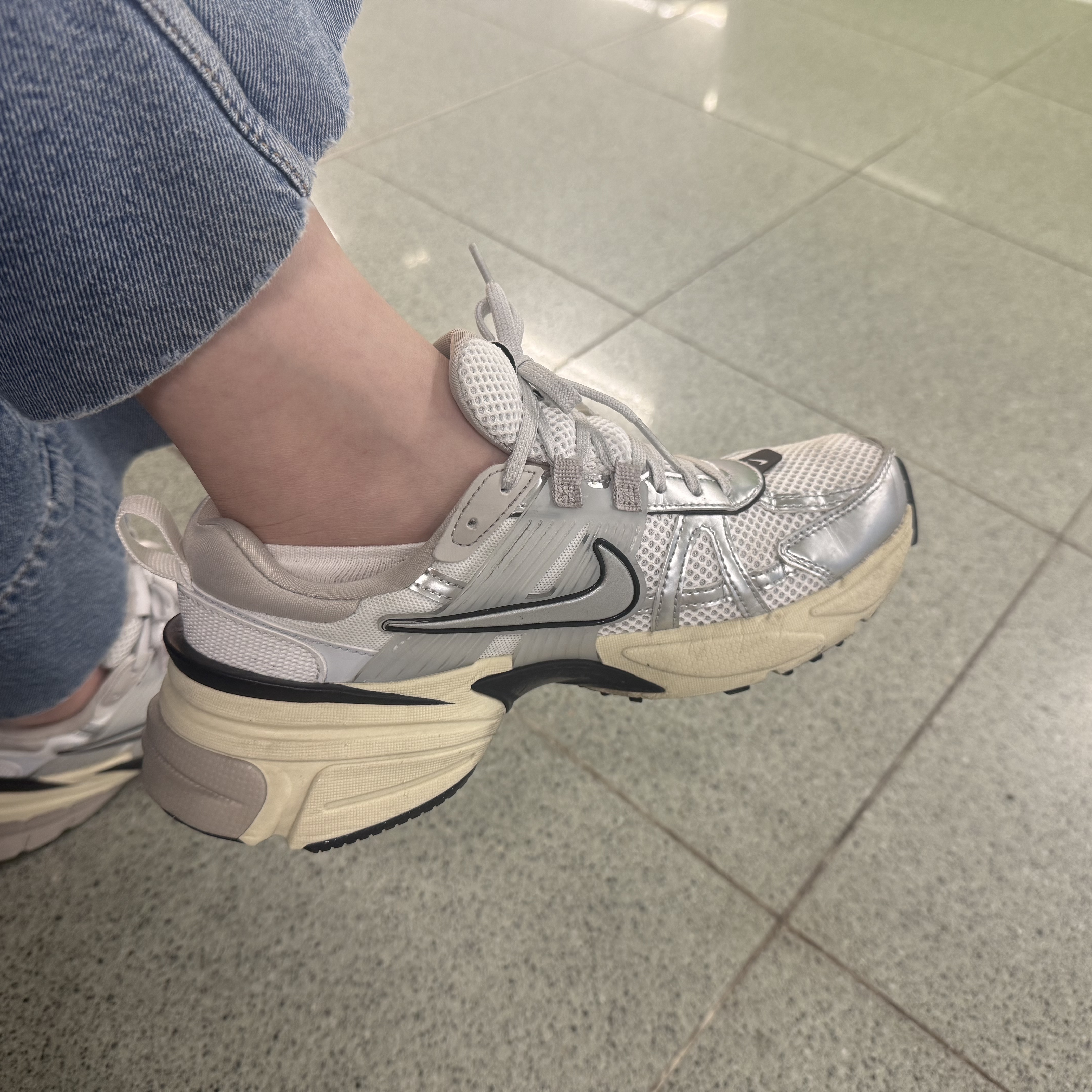 Nike V2K Run Summit White Metallic Silver 착용 스타일