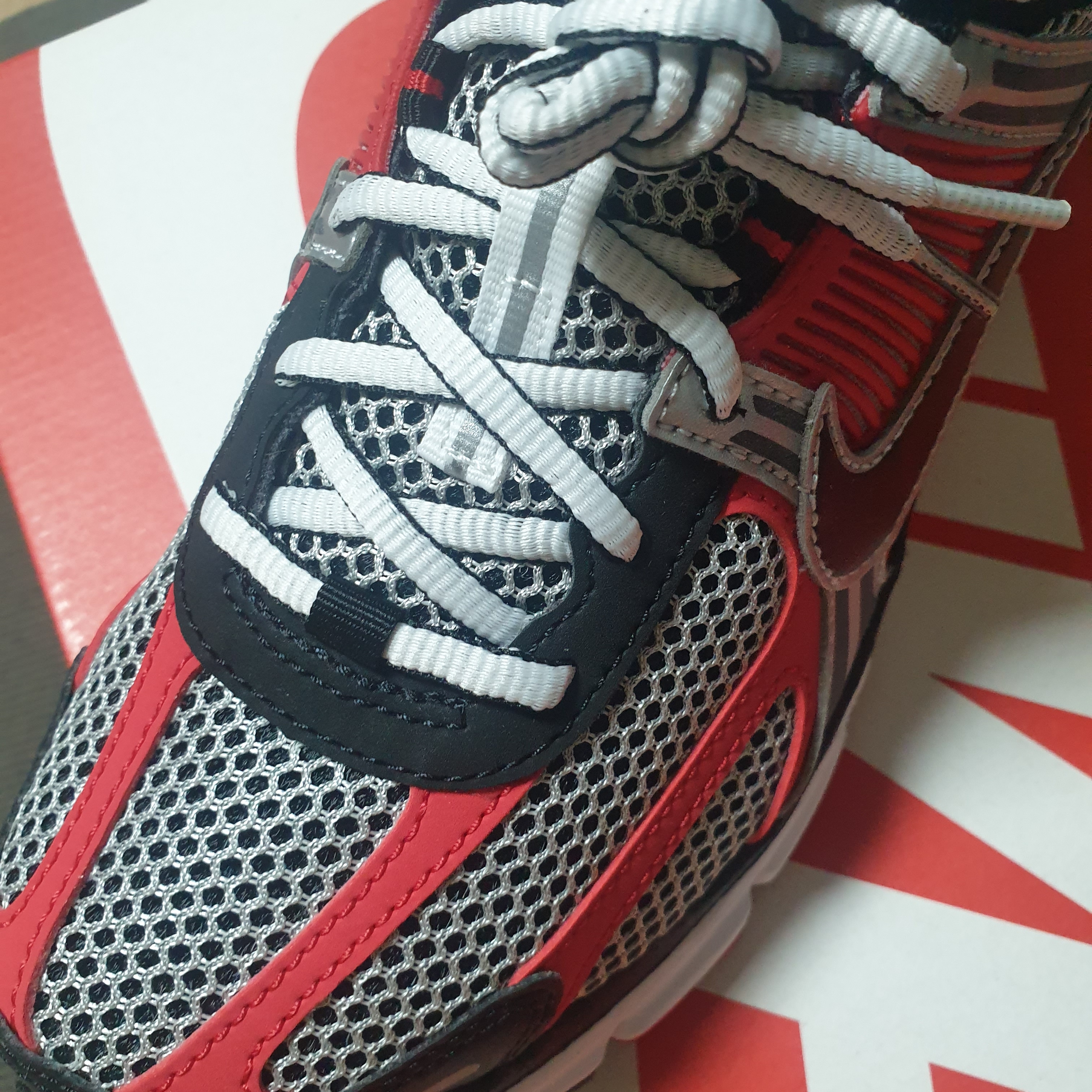 Nike Zoom Vomero 5 Metallic Silver University Red 착용 스타일