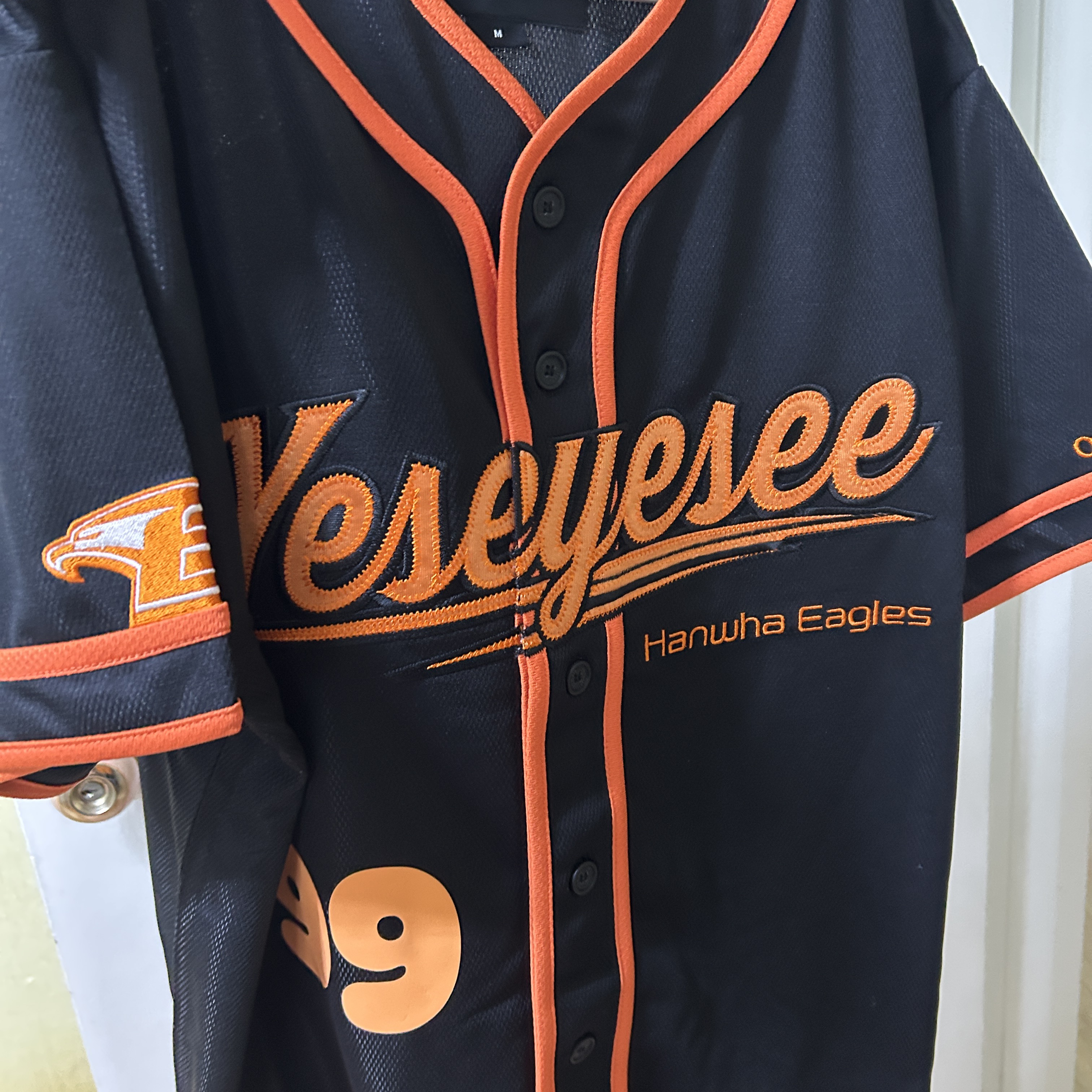 Hanwha Eagles x Yeseyesee Baseball Jersey Black 착용 스타일 - 1