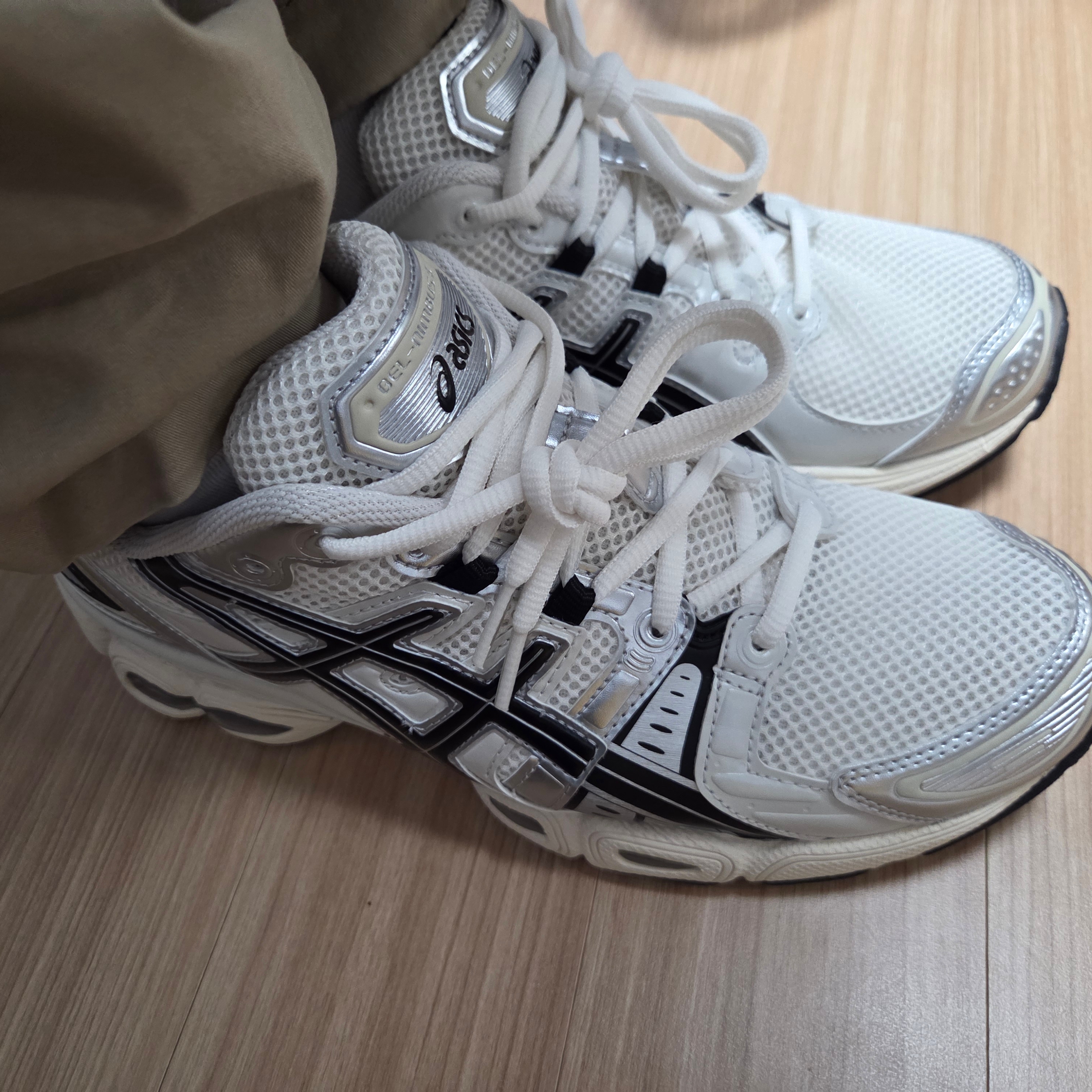 Asics Gel-Nimbus 9 Cream Black 착용 스타일