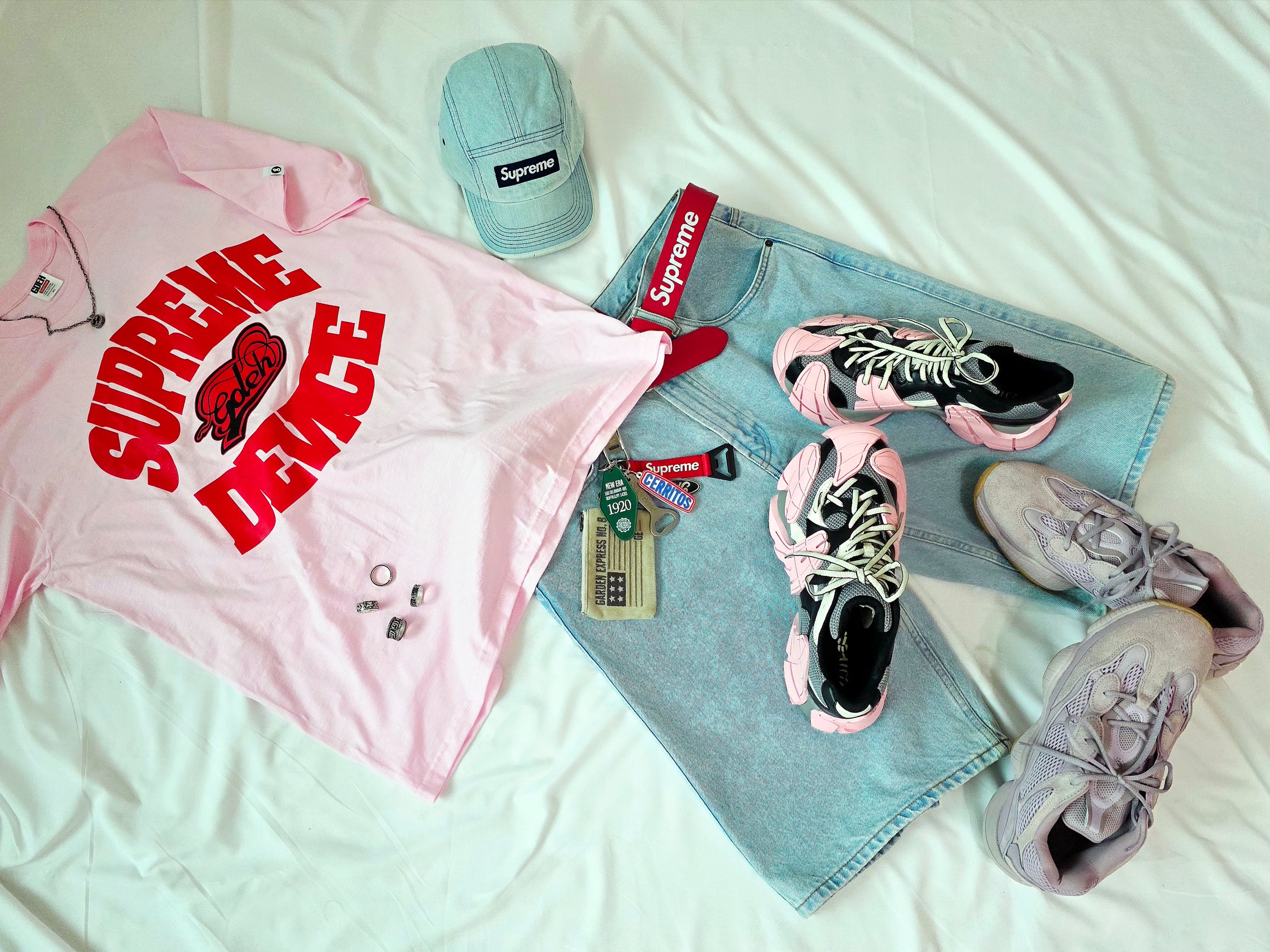 Supreme x GOODENOUGH Device T-Shirt Light Pink - 25SS, Supreme Denim Camp Cap Light Washed Indigo - 25SS 착용 스타일 - 1