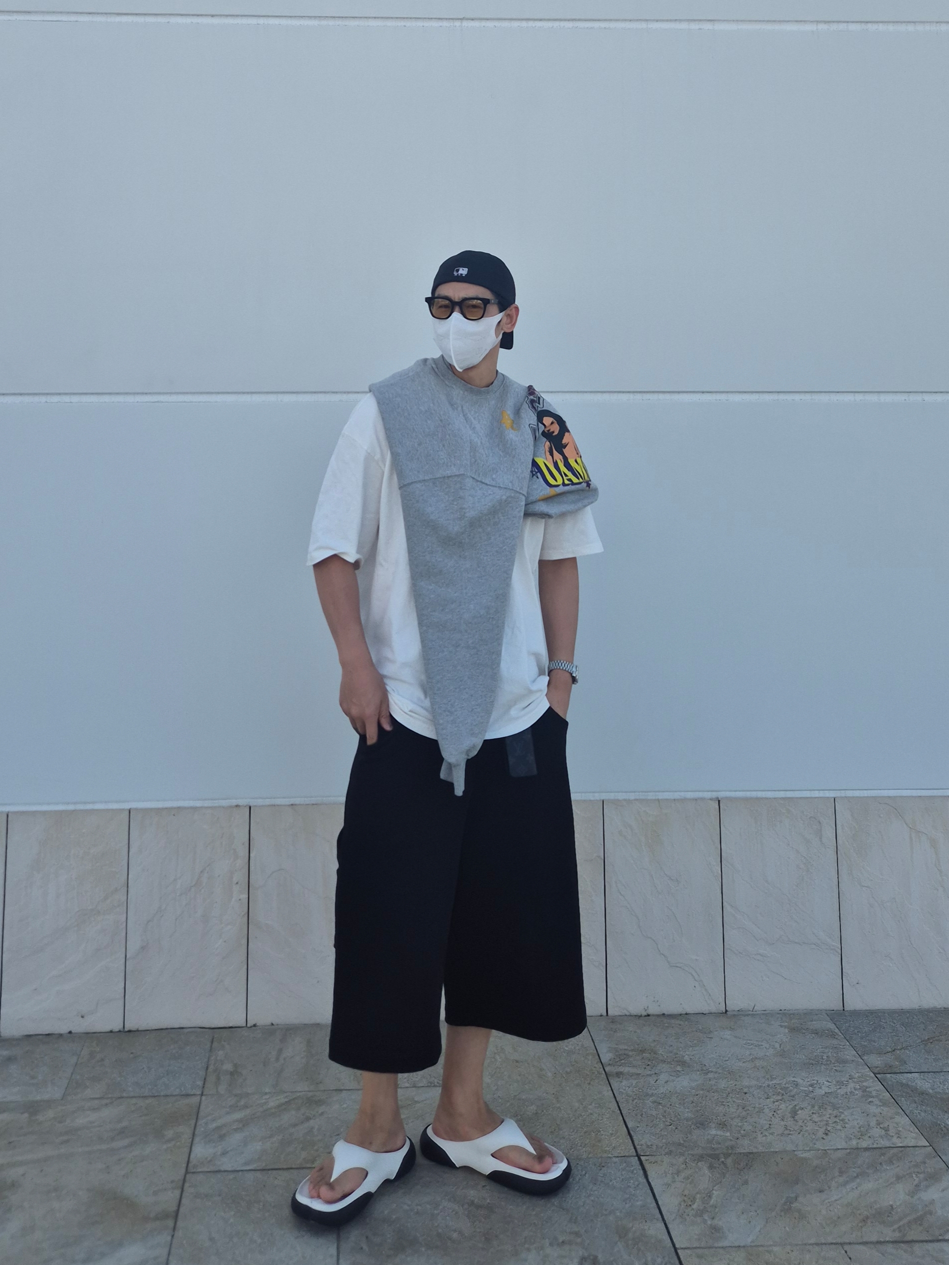 PAES Flipflop 02 Combi, MJD x Koin Seoul Two Tuck Re-Nylon Wide Carpenter Bermuda Pants Black 착용 스타일 - 1