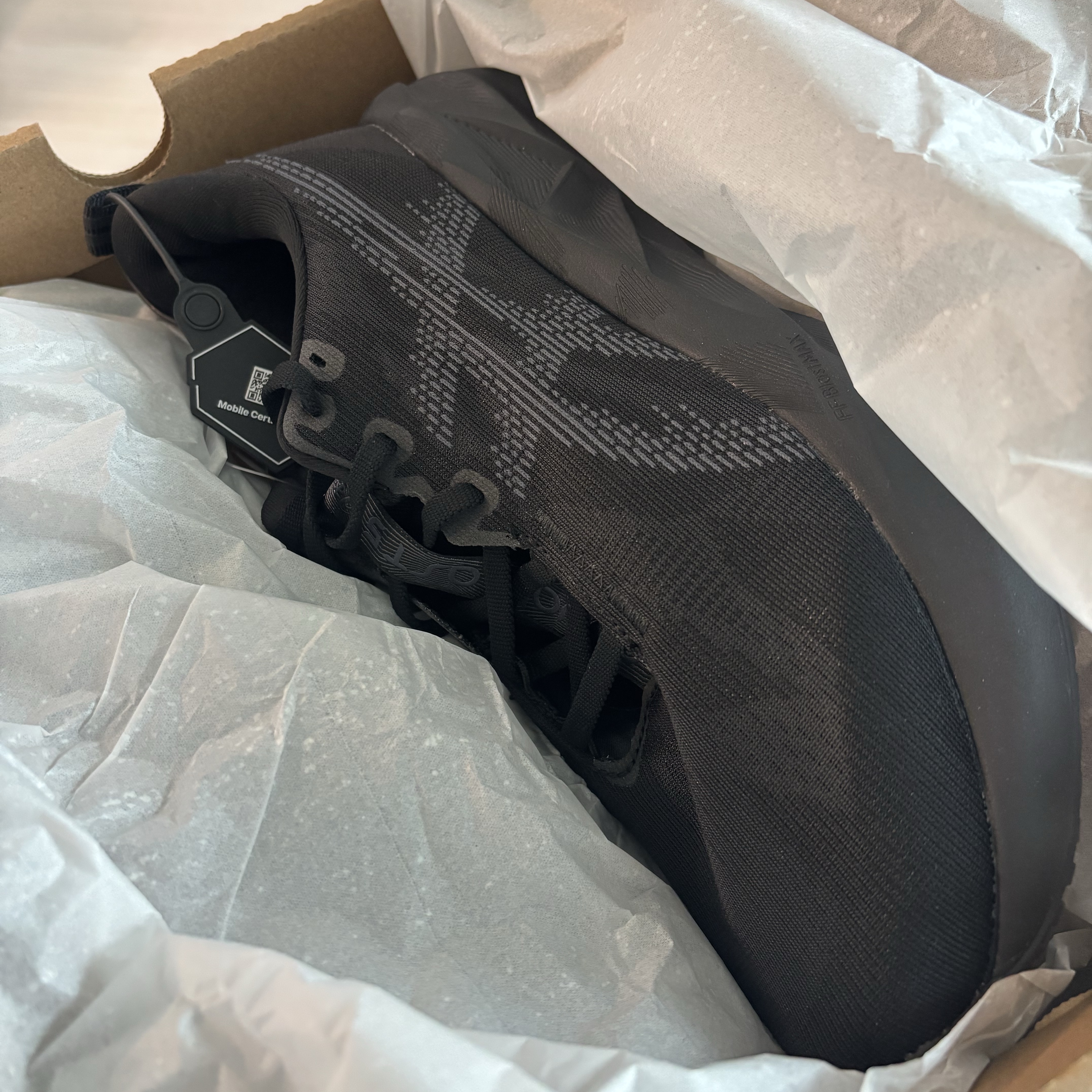 Asics Novablast 5 Black Carrier Grey - 2E Wide 착용 스타일 - 2