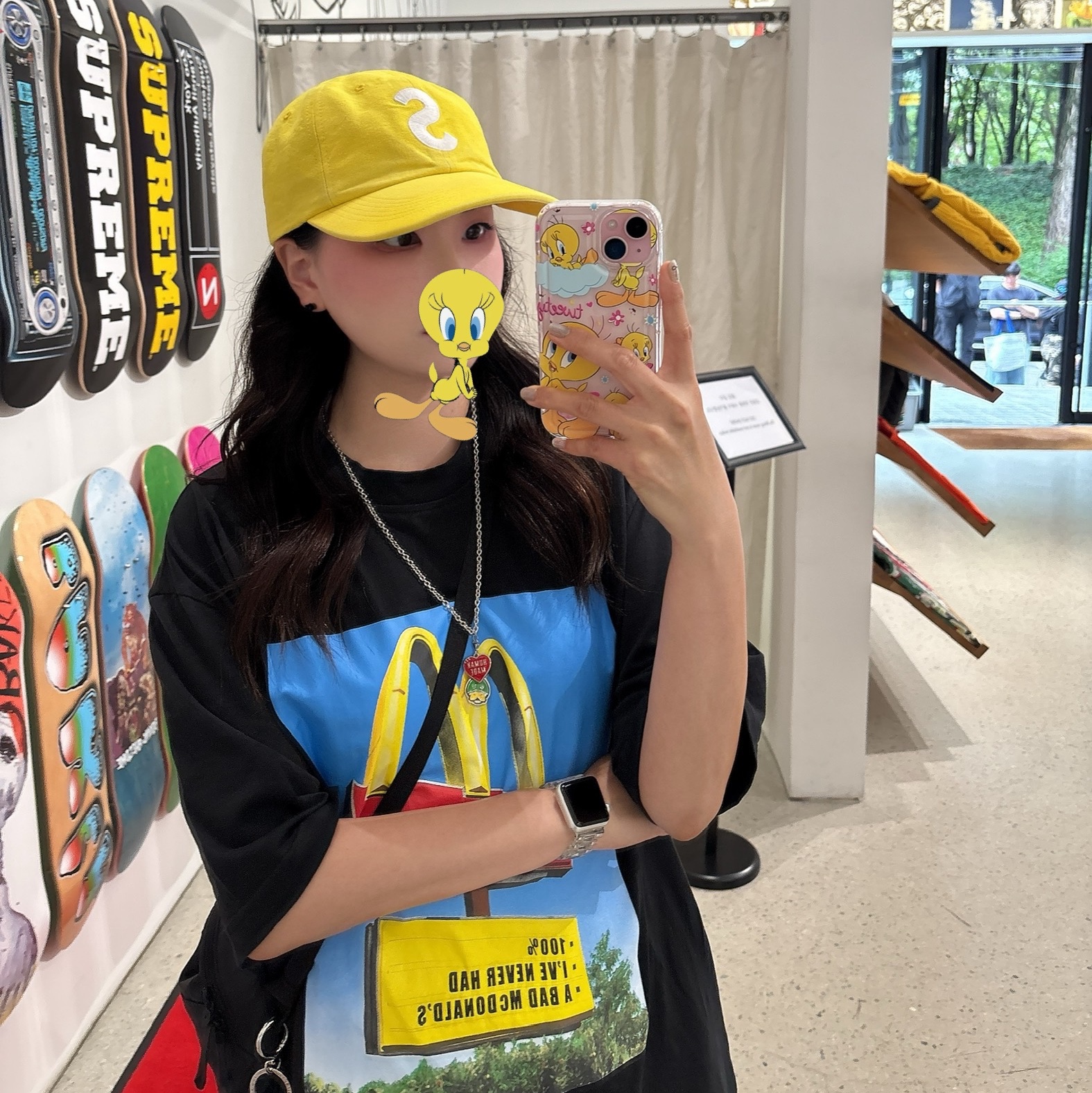 Palace x McDonald's Sign T-Shirt Black - 23FW, Supreme Cordura Denim S Logo 6-Panel Yellow - 25SS 착용 스타일 - 1