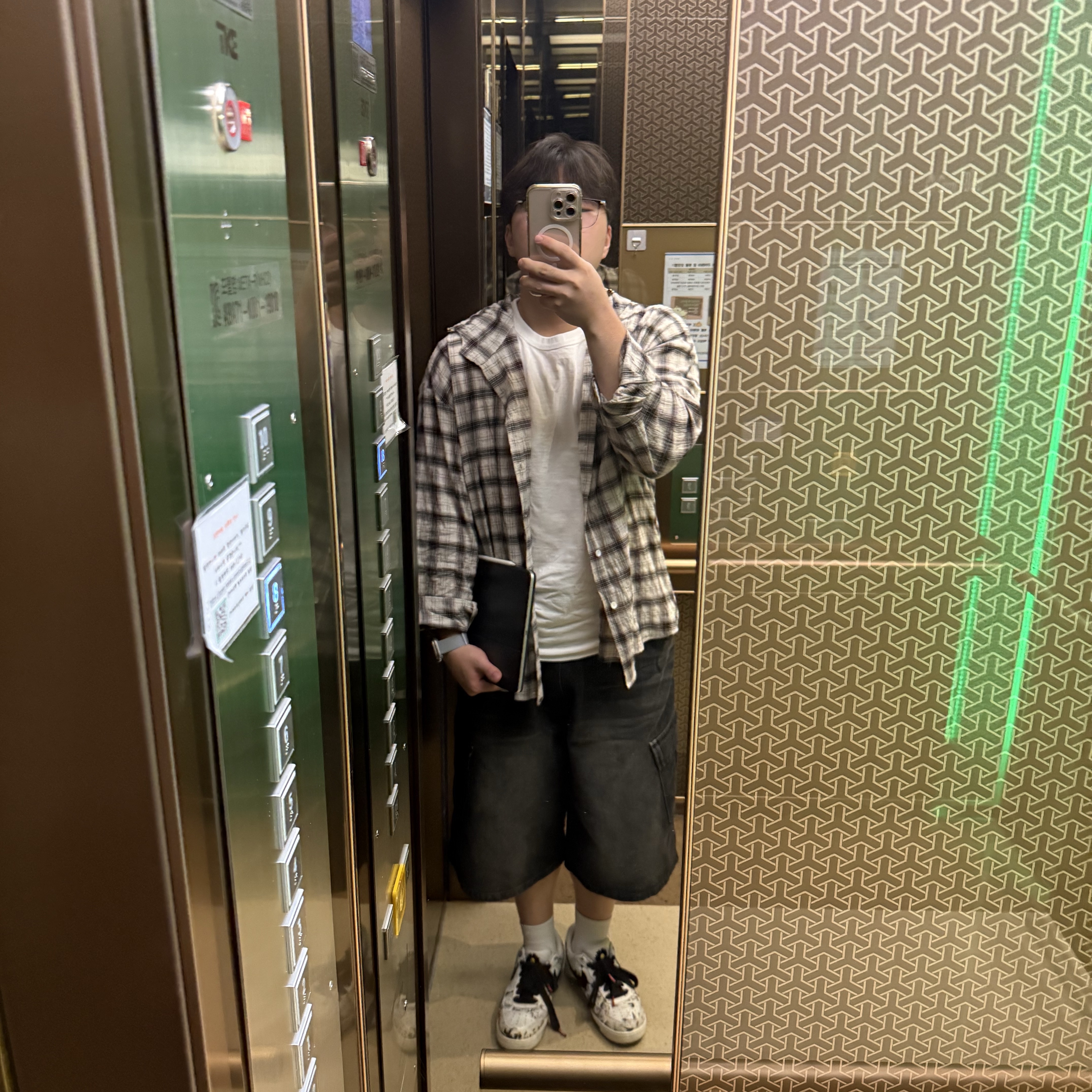 Dior B23 Low Dior Oblique White & Black, Jordan 1 x Travis Scott Retro Low OG SP Reverse Olive 착용 스타일 - 3