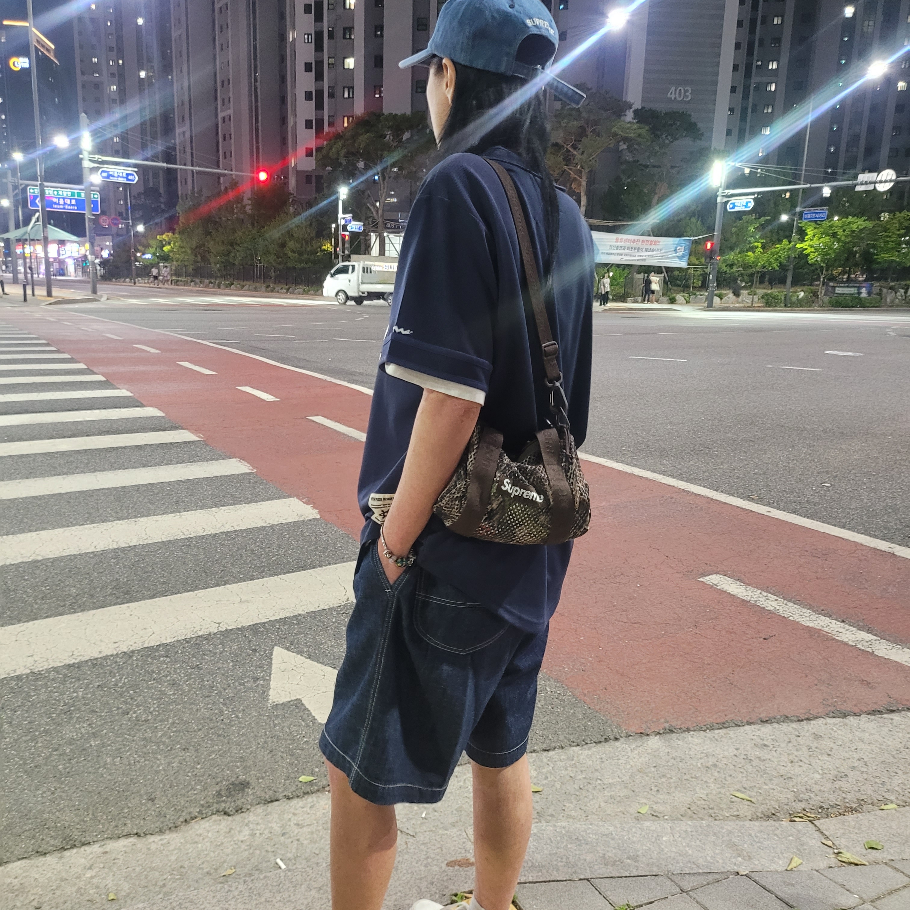 Supreme Mesh Mini Duffle Bag Truetimber Kanati Camo - 25SS, Supreme Pigment S Logo 6-Panel Denim - 24FW 착용 스타일