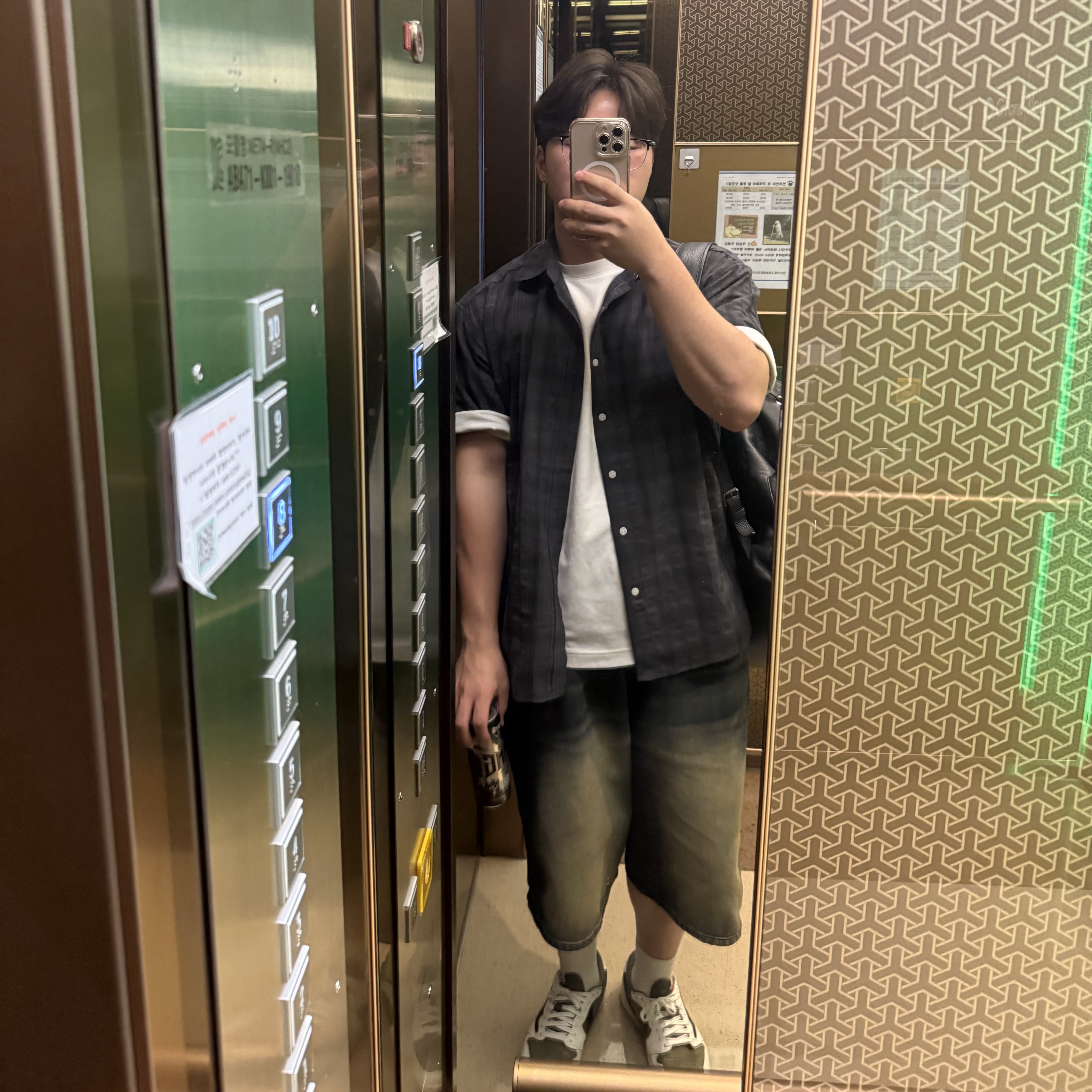 Dior B23 Low Dior Oblique White & Black, Jordan 1 x Travis Scott Retro Low OG SP Reverse Olive 착용 스타일 - 2