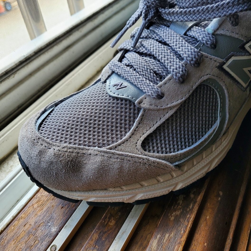 New Balance 2002R Grey 착용 스타일 - 1