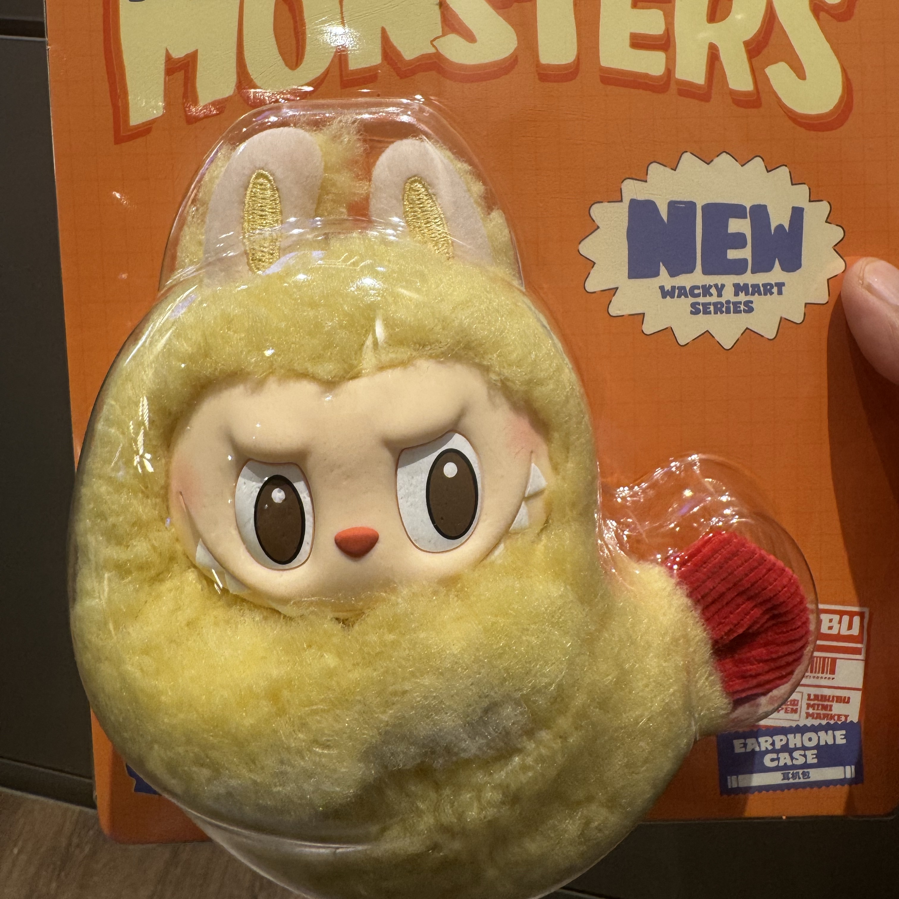 Pop Mart Labubu The Monsters Wacky Mart Series Earphone Case 착용 스타일