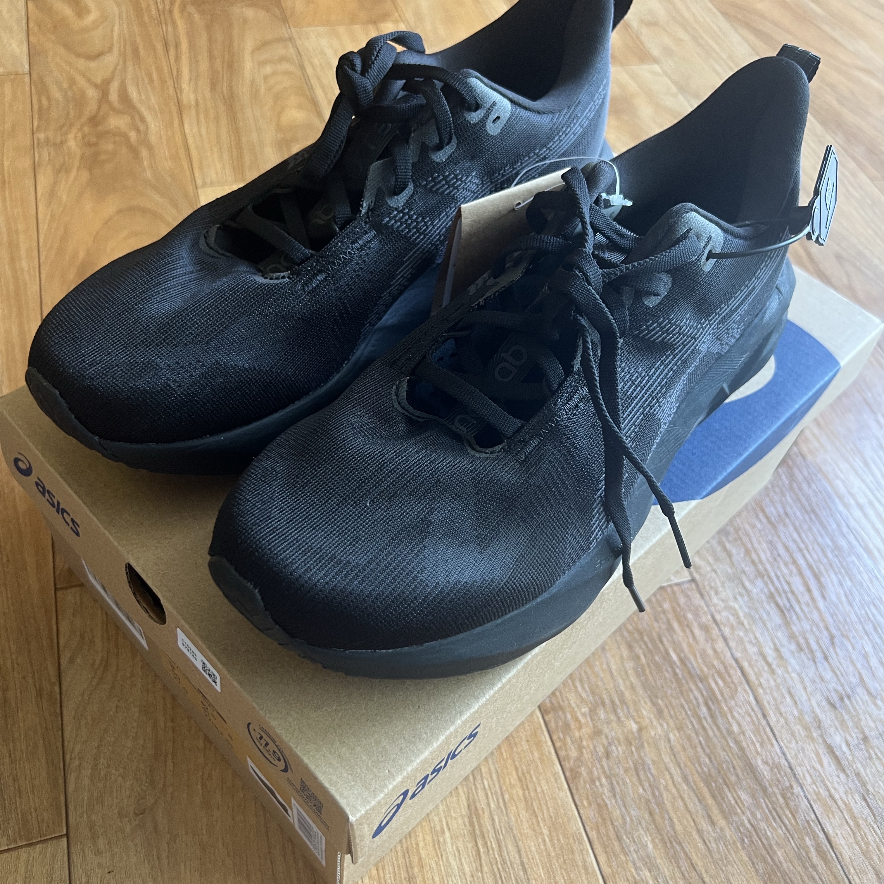 Asics Novablast 5 Black Carrier Grey 착용 스타일 - 1