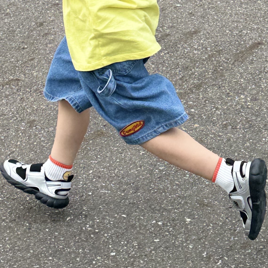 (Kids) New Balance Freedle 920 Sandal Gray 착용 스타일