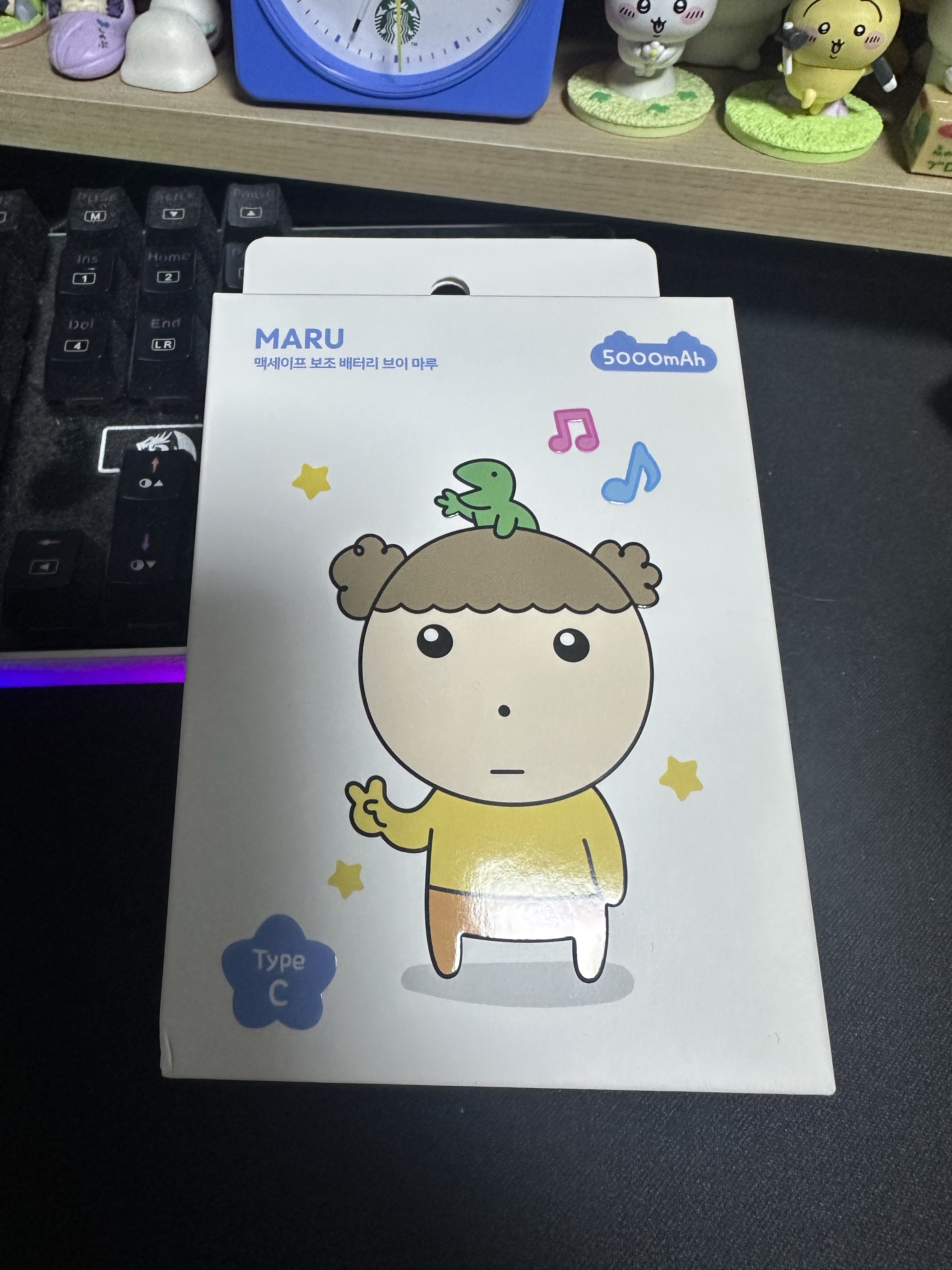 Maru is a Puppy Mag Safe External Battery 5000mAh V Maru 착용 스타일