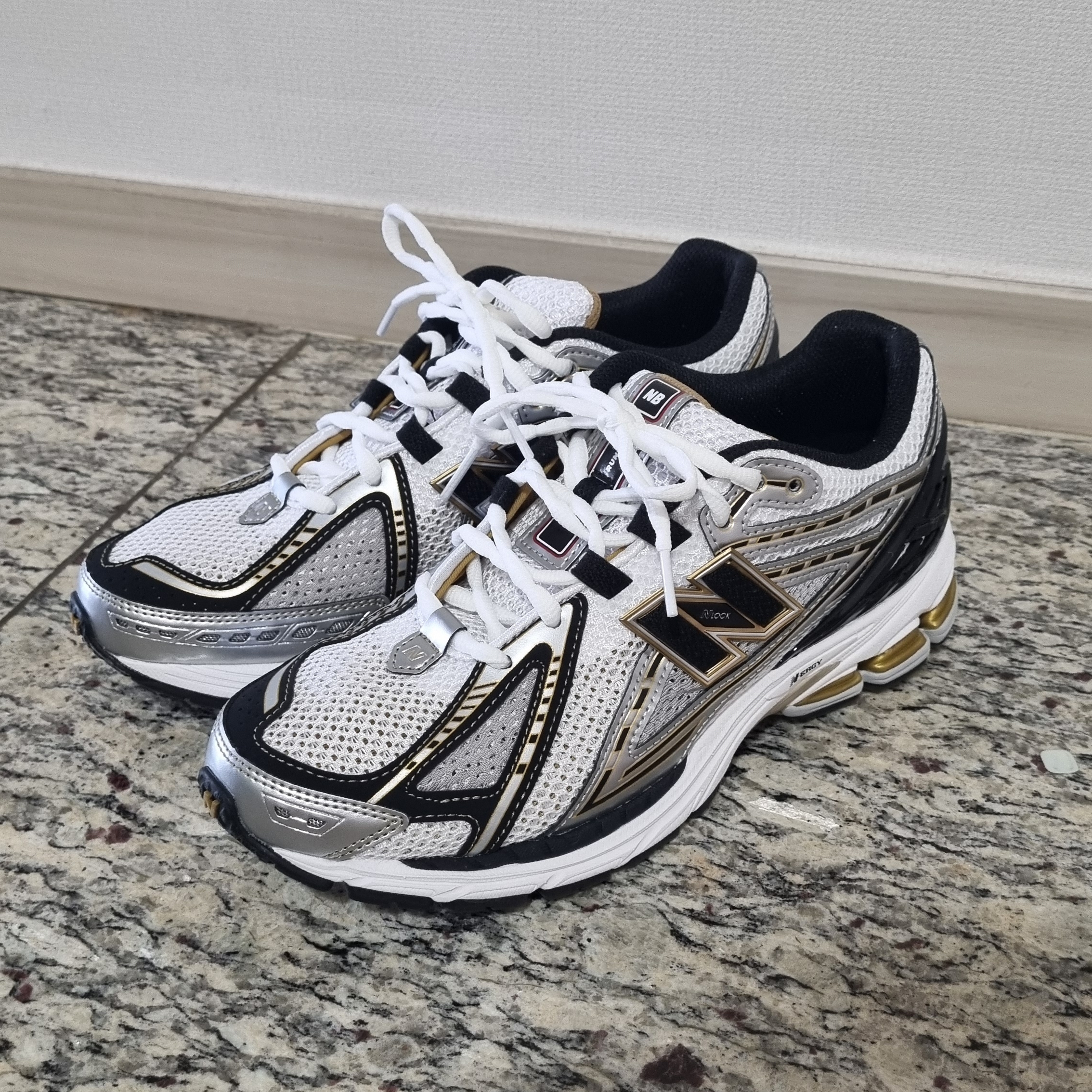 New Balance 1906R White Gold 착용 스타일