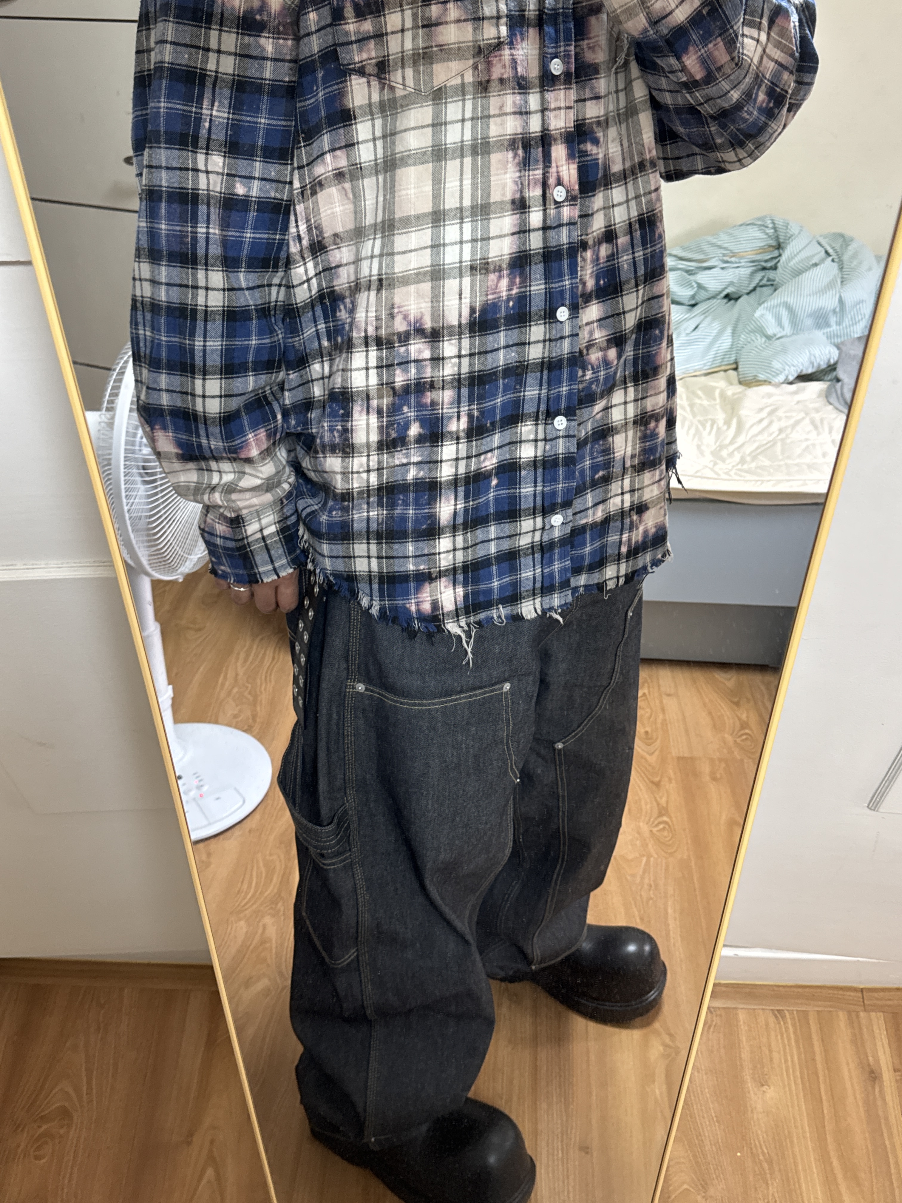 GRAILZ Bleached Plaid Shirts Blue, GRAILZ x KOIN SEOUL Carpenter Raw Denim Pants Indigo 착용 스타일 - 1