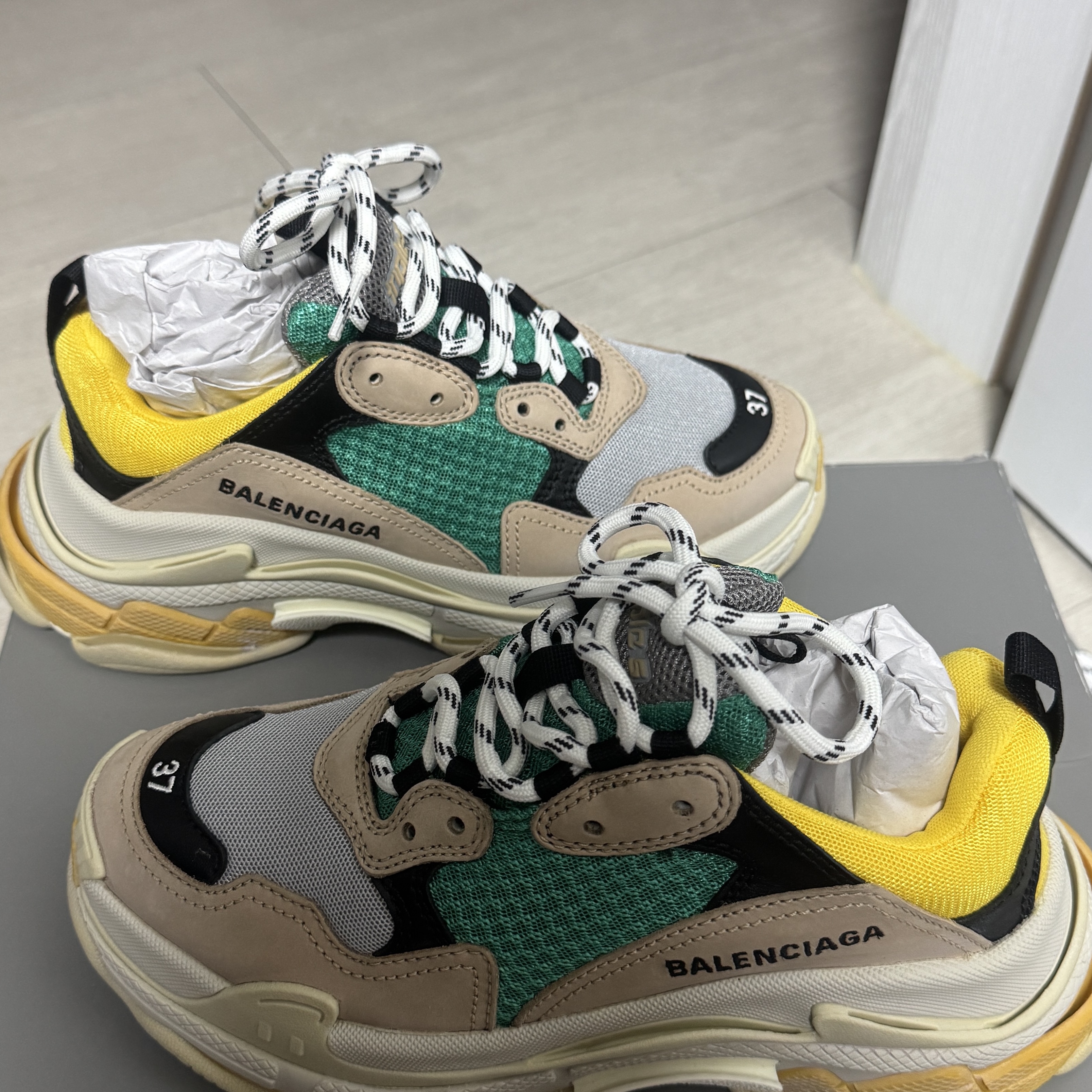 (W) Balenciaga Triple S Sneakers Curry 착용 스타일 - 4