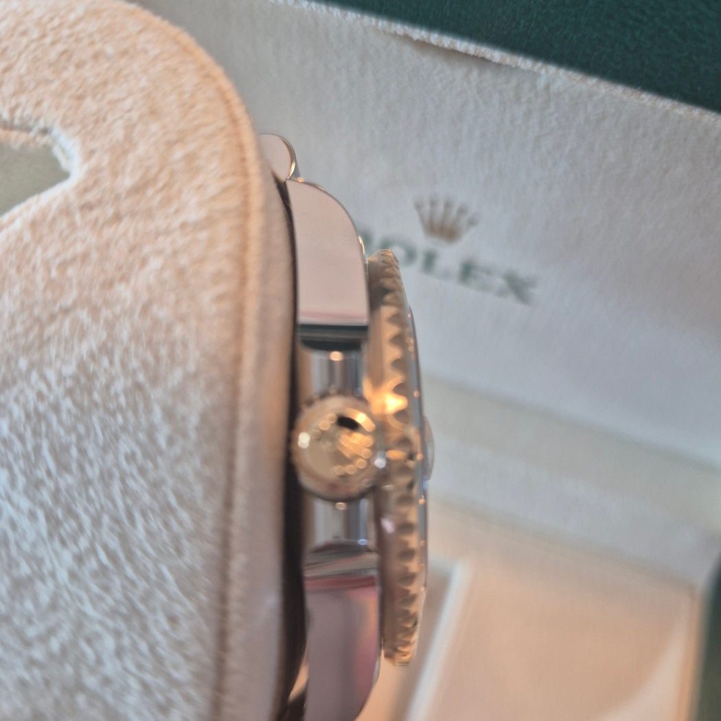 Rolex GMT-Master II 40mm 126713GRNR Black Jubilee 착용 스타일 - 3