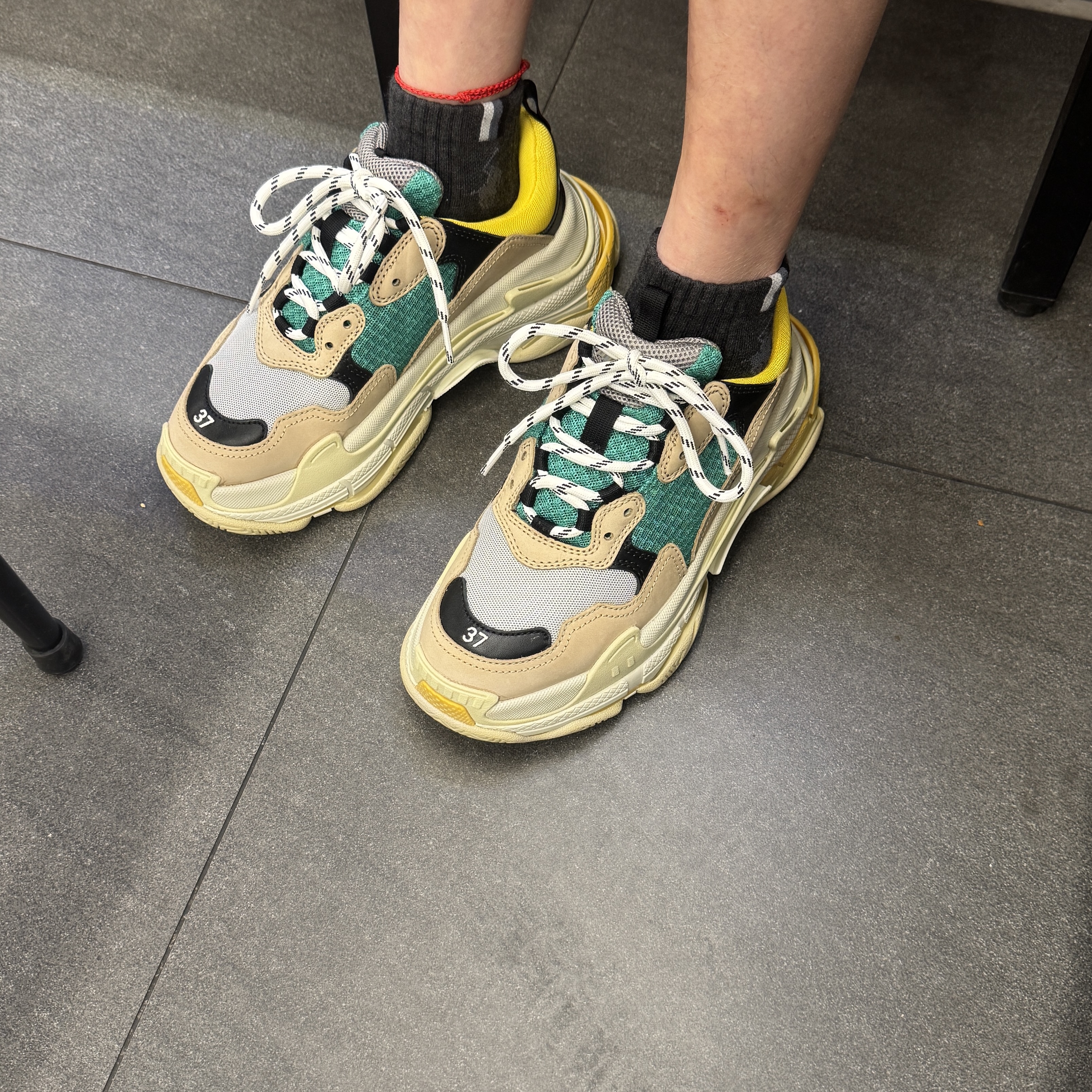 (W) Balenciaga Triple S Sneakers Curry 착용 스타일 - 1