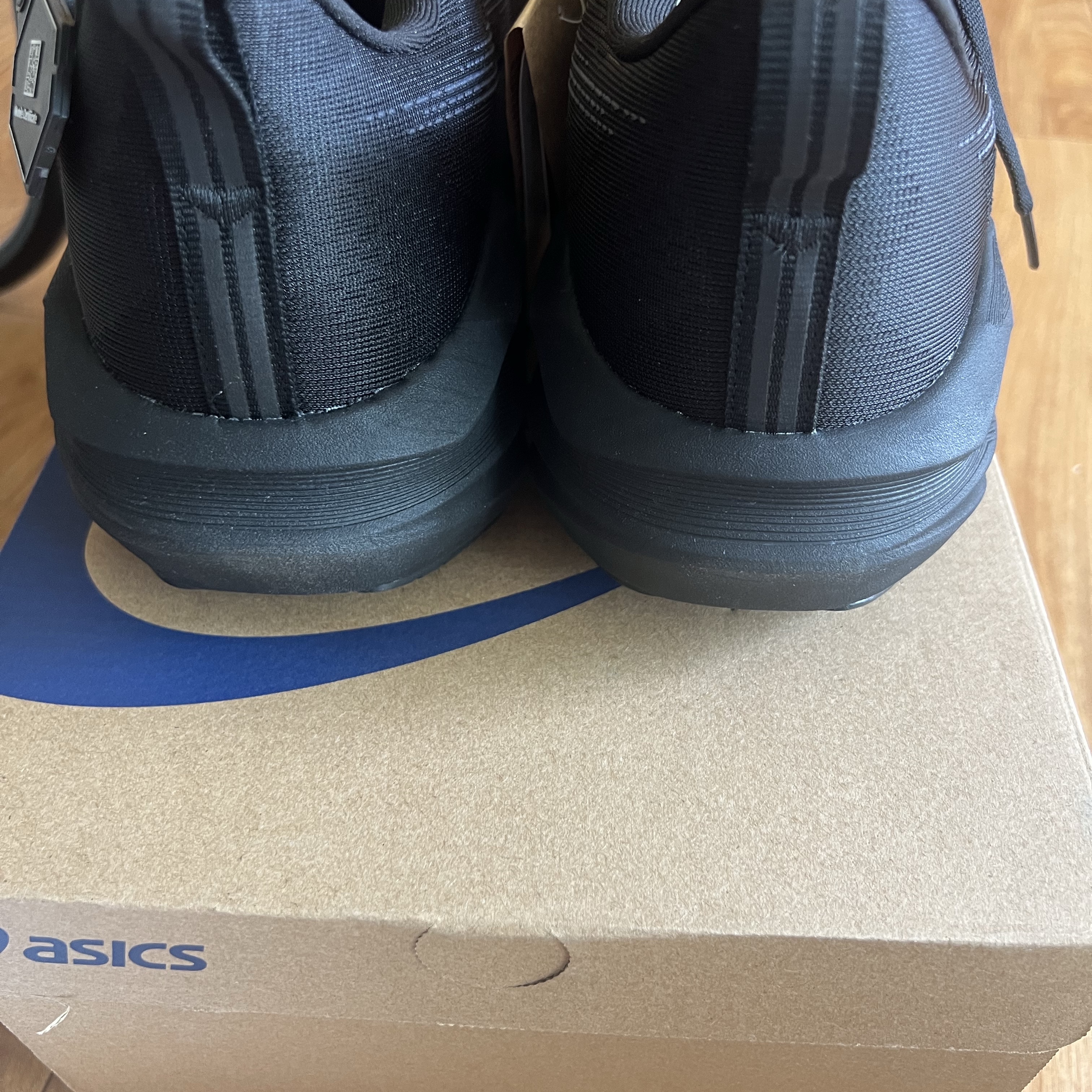 Asics Novablast 5 Black Carrier Grey 착용 스타일 - 4