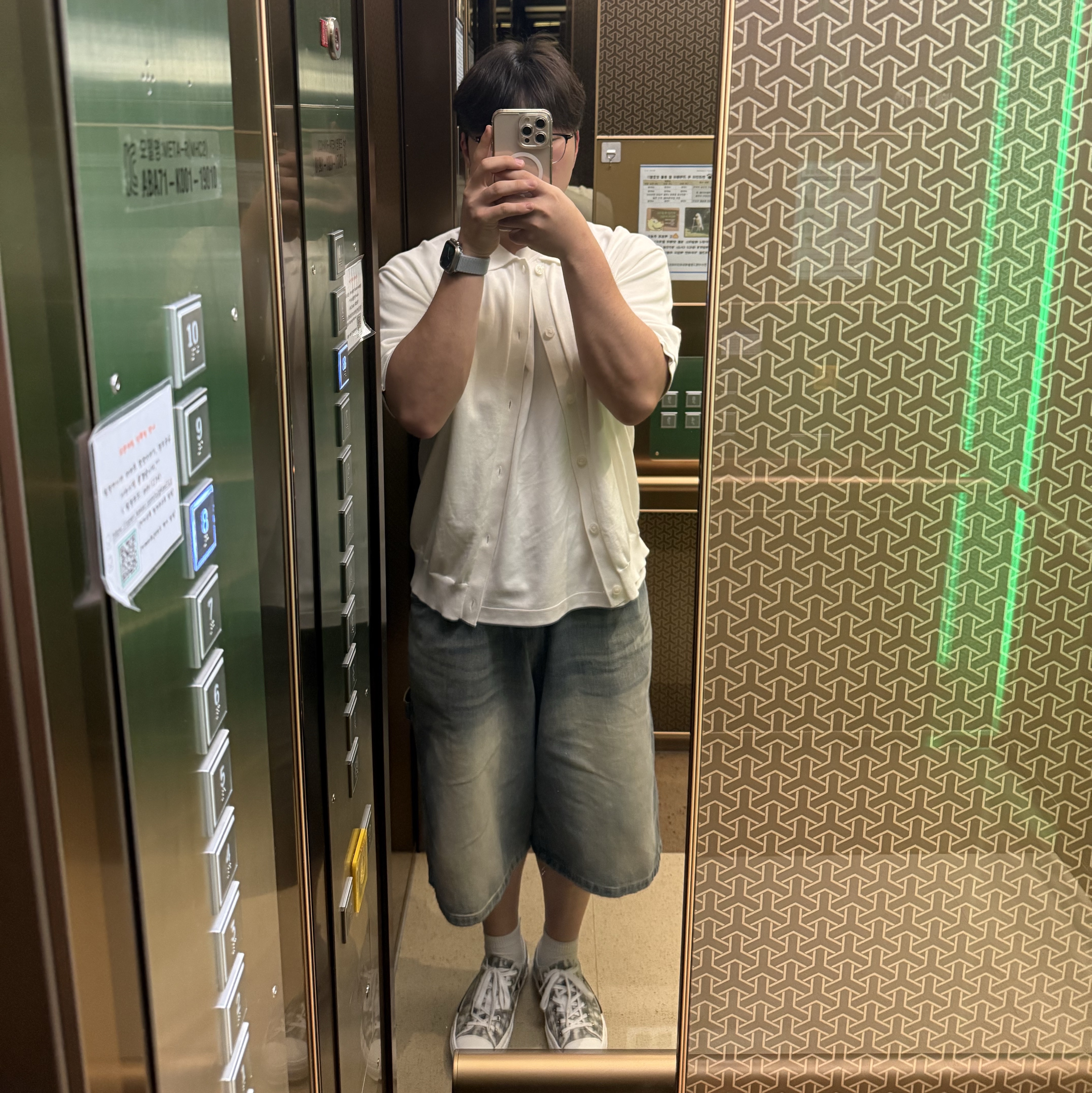 Dior B23 Low Dior Oblique White & Black, Jordan 1 x Travis Scott Retro Low OG SP Reverse Olive 착용 스타일 - 1