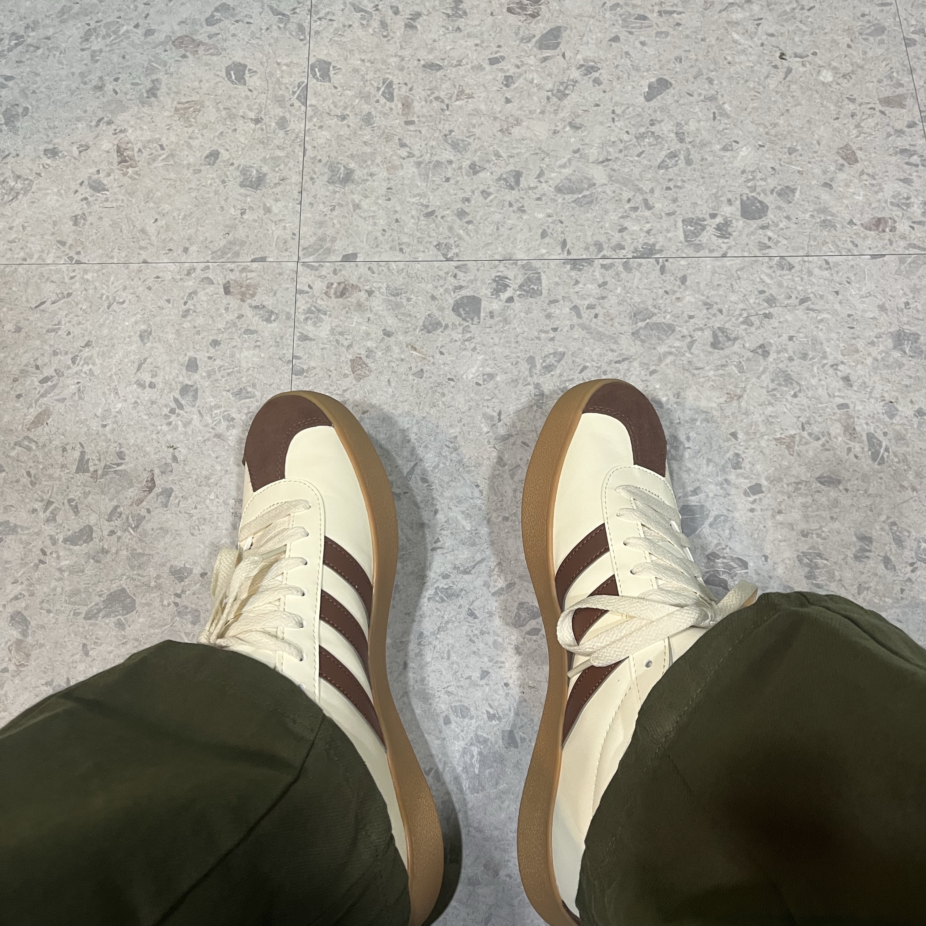 Adidas VL Court 2.0 Cream Brown 착용 스타일 - 2