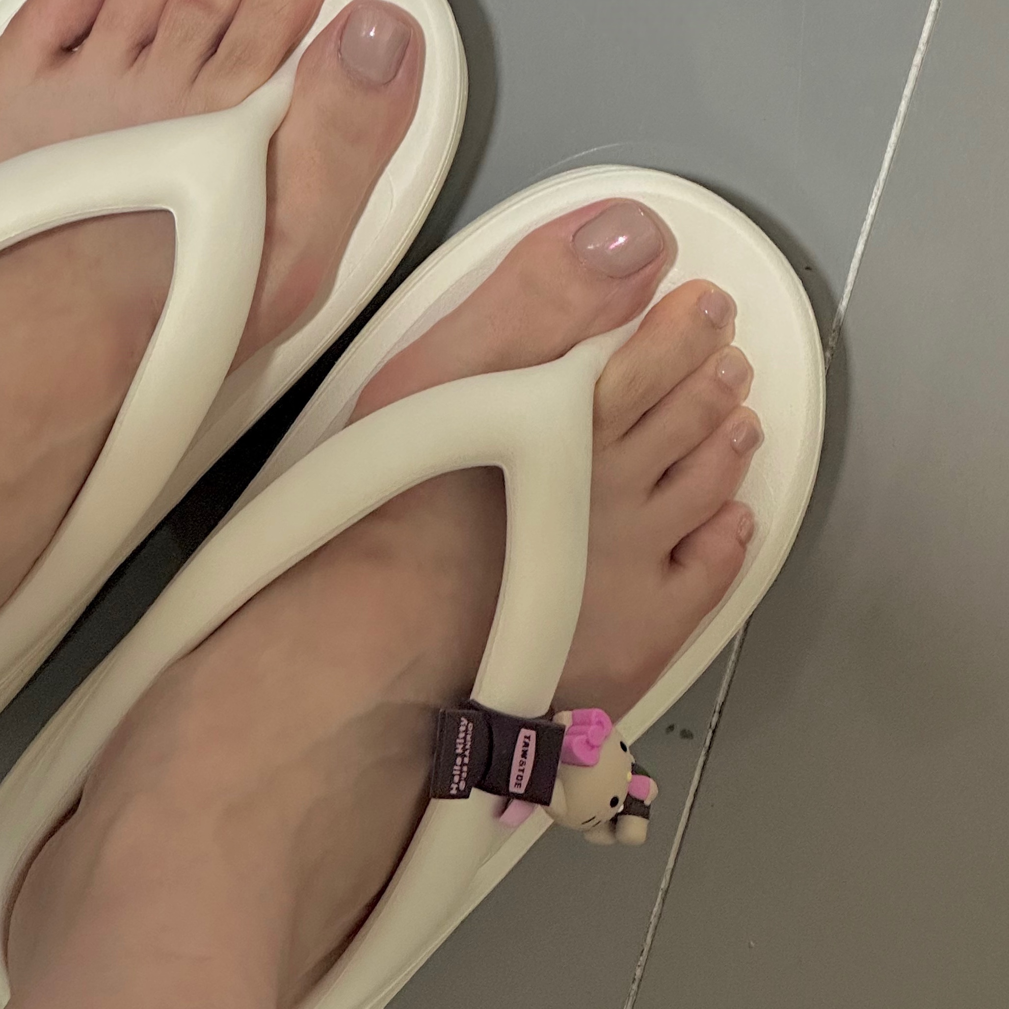 (W) Taw&Toe x Sanrio Flip Flop Zerovity Plumpy Tan Hello Kitty Charm Tag Set Cream 착용 스타일