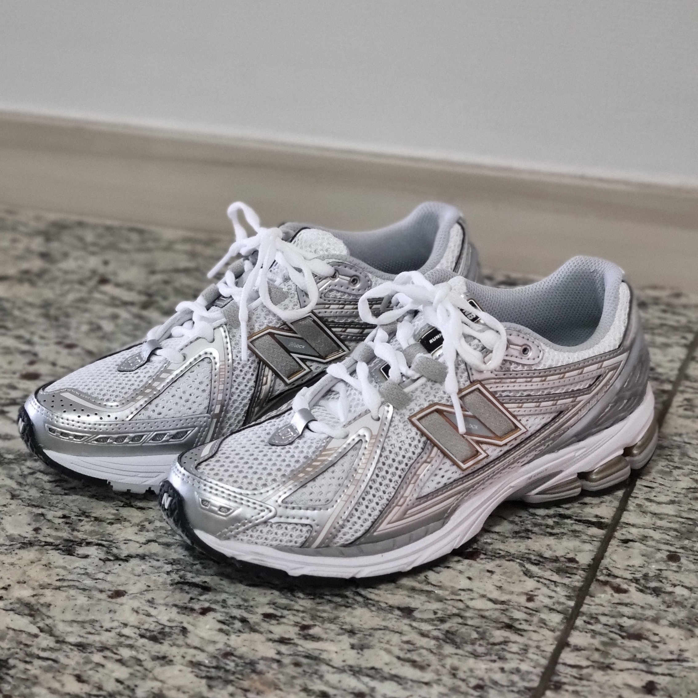 New Balance 1906R White Metallic Silver 착용 스타일